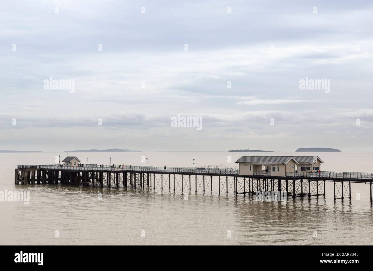 Molo con Flat Holm e Ripide isole Holm in lontananza, Penarth, Cardiff, Galles, Regno Unito Foto Stock