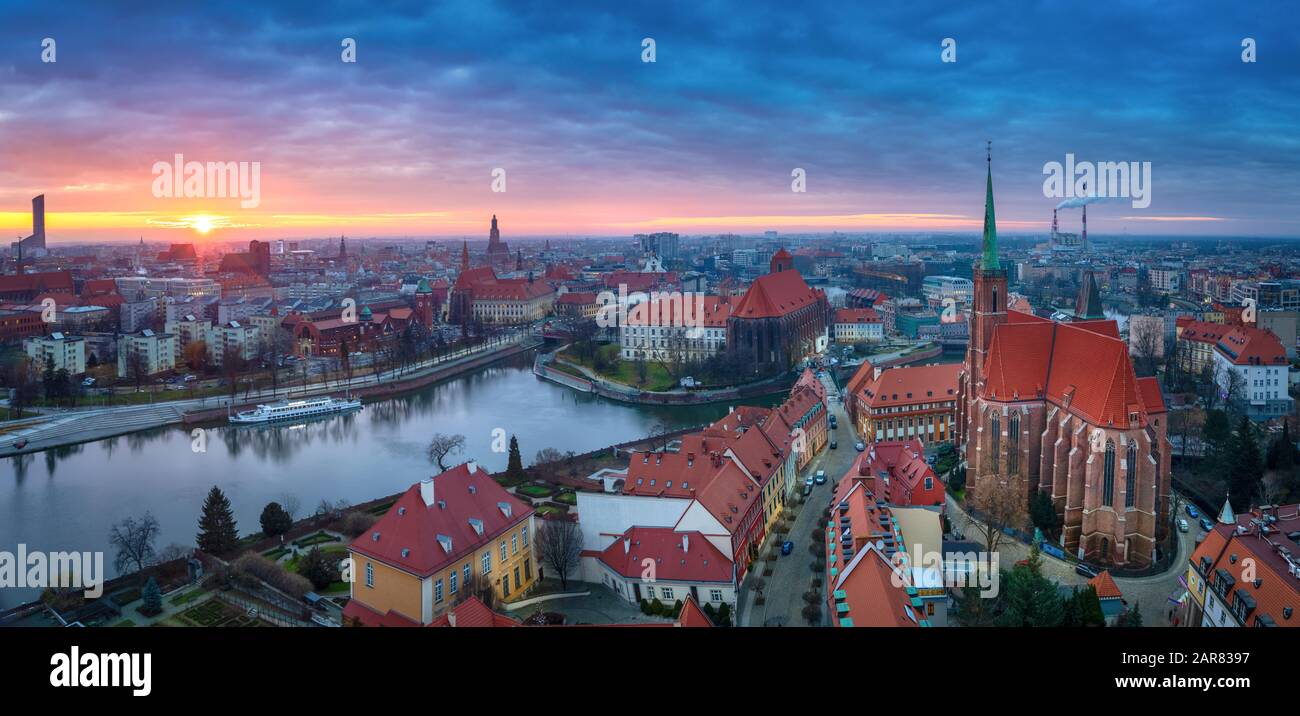 Wroclaw, Polonia. Panorama panoramico della città vecchia e del fiume Oder al tramonto Foto Stock
