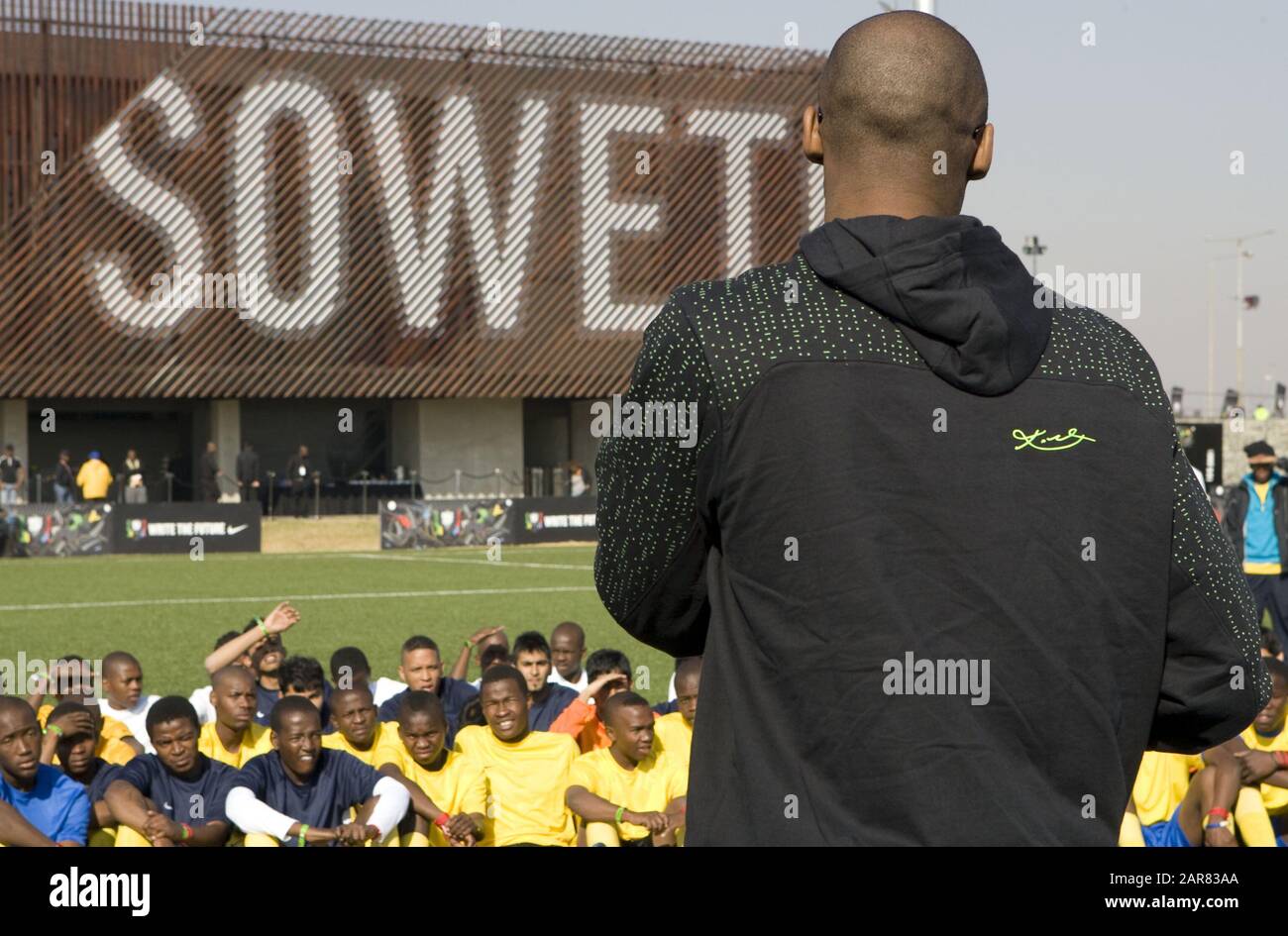 Johannesburg, SUDAFRICA. 27th giugno 2010. Kobe Bryant, 41, muore in elicottero crash a Calabasas, California Today domenica 26 gennaio 2020.Kobe Bryant parla ai bambini della comunità di Soweto per partecipare al tour Della Football Training Facility, Che offrirà a 20.000 giovani calciatori l'anno la possibilità di sviluppare il loro talento calcistico, avendo al contempo accesso all'istruzione HIV/AIDS attraverso la programmazione delle abilità di vita calcistiche 27 Giugno 2010. ARMANDO ARORIZO/PI. Credit: Armando Arorizo/Pi/Prensa Internacional/Zuma Wire/Alamy Live News Foto Stock