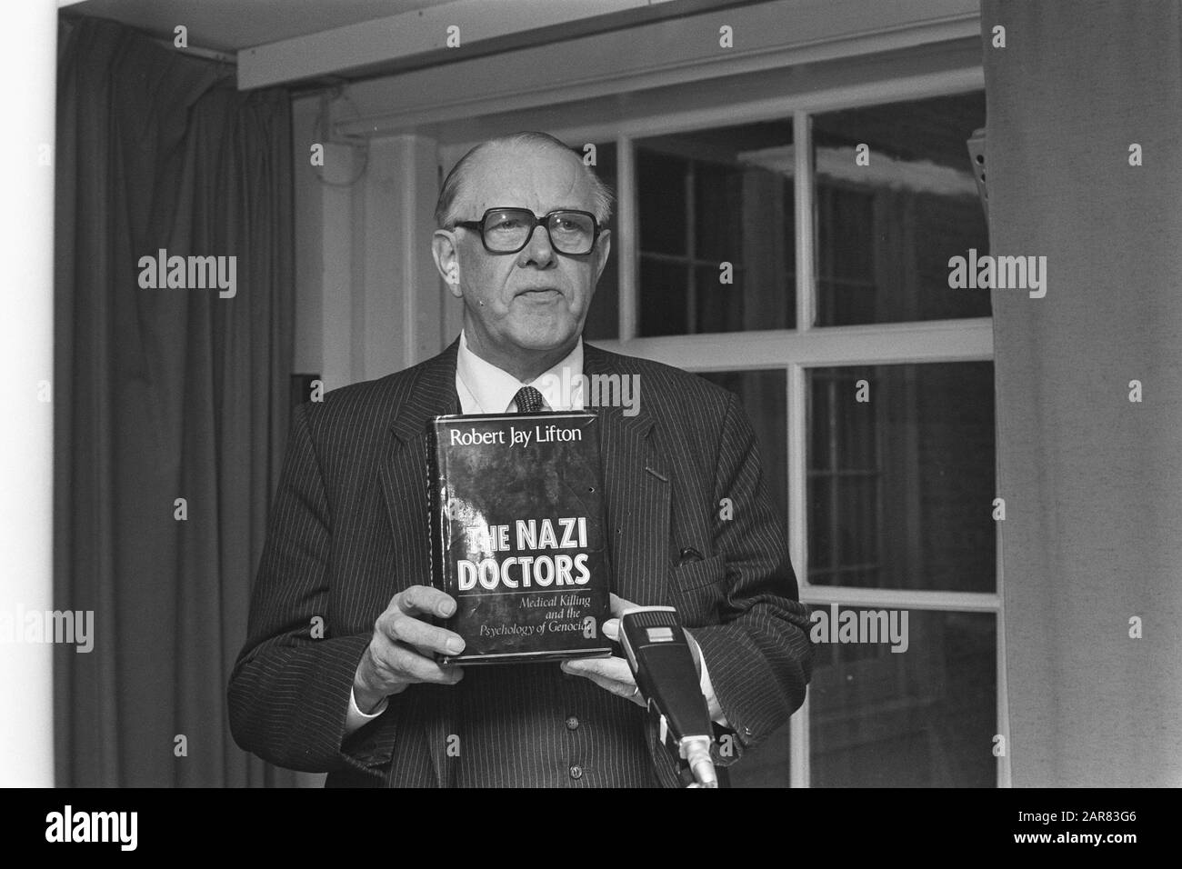 Il Prof. Bastiaans ottiene la prima copia del libro dall'editore Robert van Vooren (l); il Prof. Basilestans con libro, titoli Data: 30 gennaio 1987 Parole Chiave: Libri, esempi, consegne Foto Stock