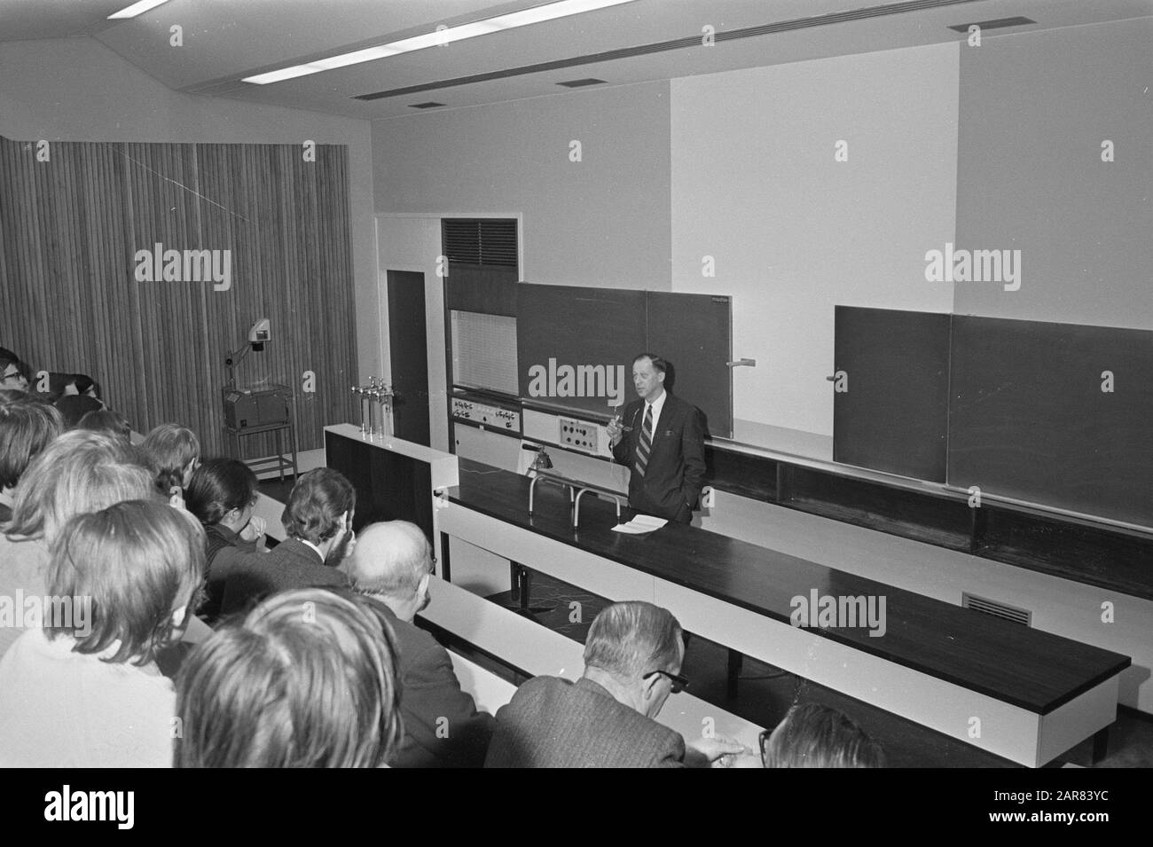 Professore Kistemaker apre lustrumCelebration di Chemisch Dispuut, Amsterdam Data: 22 febbraio 1971 Località: Amsterdam, Noord-Holland Parole Chiave: Aperture, professori Foto Stock