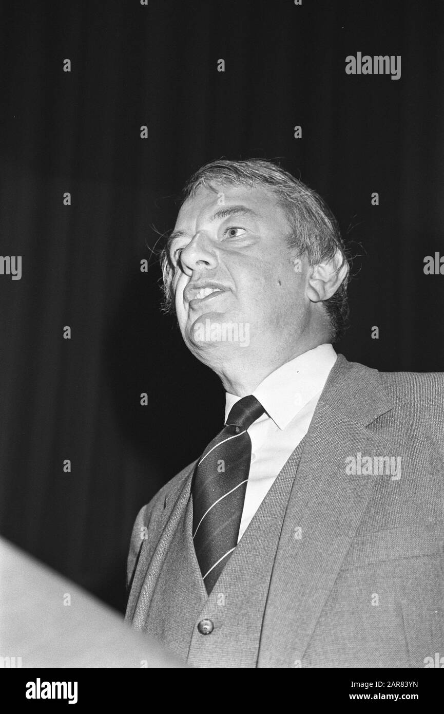 Seminario al Royal Institute for the Tropics di Amsterdam sulle organizzazioni senza scopo di lucro al Viditel Professor dr. G.M. van Veldhoven, professore di Psicologia economica Data: 2 ottobre 1981 Località: Amsterdam, Noord-Holland Parole Chiave: Viditel, partecipanti, organizzazioni senza scopo di lucro, ritratti, giornate di studio Nome personale: Veldhoven, G.M. van Institutioningsnaam: Royal Institute for the Tropics, Viditel Foto Stock