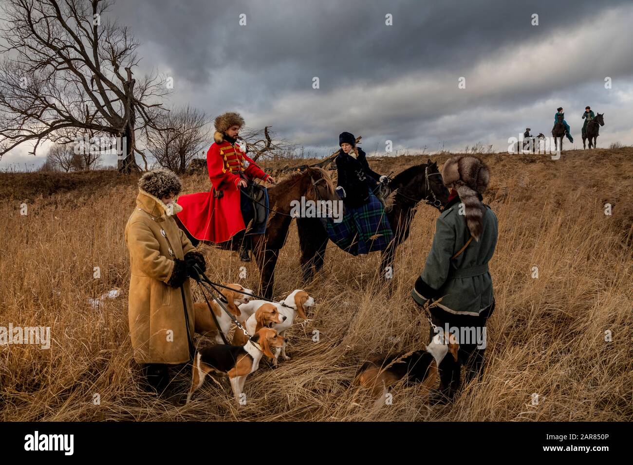Cacciatori con cani da caccia durante la caccia alla lepre russa Foto Stock