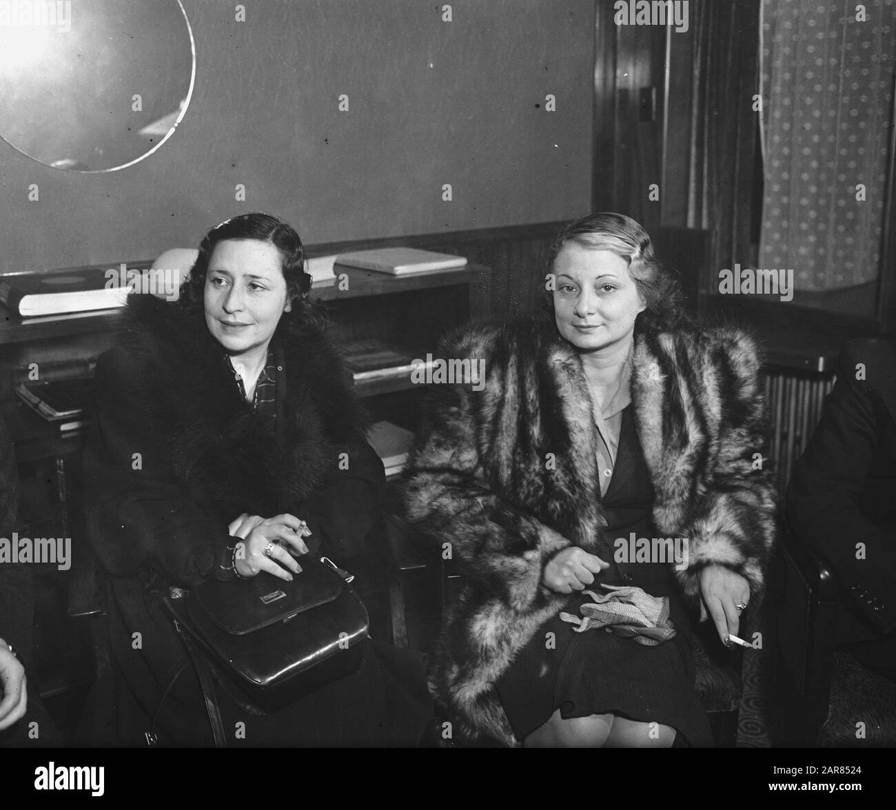 Rita Ketty (a destra) in Americain Hotel Annotation: La cantante francese Rina Ketty (1 marzo 1911 - 23 dicembre 1996), il suo vero nome è Cesarina Picchetto, eseguita nel Teatro Comunale Data: 25 gennaio 1946 luogo: Amsterdam Parole Chiave: Hotel, cantanti Nome personale: Ketty, Rina Foto Stock