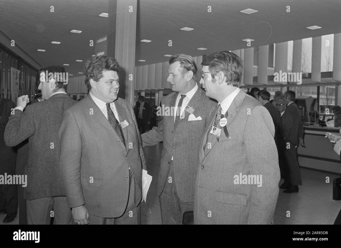 PvdA congresso, Amsterdam; vlnr. Vonhoff (VVD), , W. Meijer Data: 5 Febbraio 1971 Località: Amsterdam, Noord-Holland Parole Chiave: Congressi, politici Nome personale: Meijer, W., Vonhoff, Henk Foto Stock