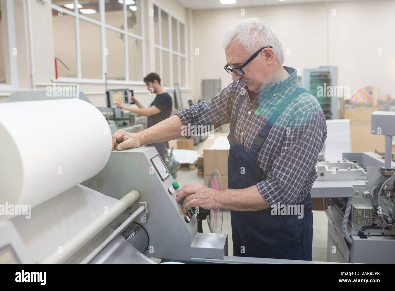 Lavorare sulla macchina da stampa Foto Stock