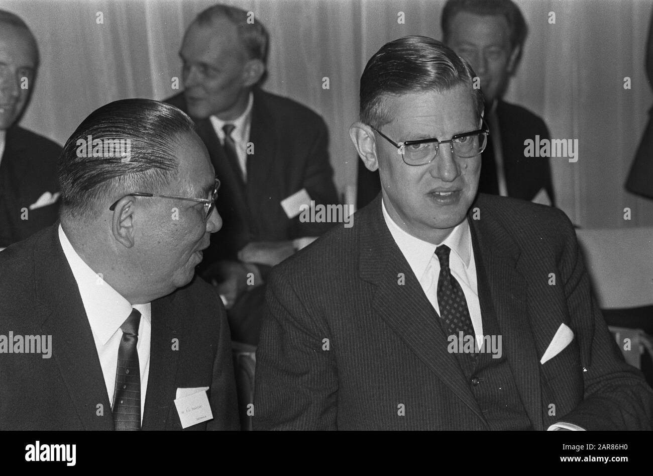 Conferenza del Gruppo intergovernativo a Scheveningen Conferenza Destra presidente ministro (senza portafoglio) Berend-Jan Udink, a sinistra accanto a lui mr. H. A. Pandelaki Annotazione: Nome ufficiale di questa Consultazione: Gruppo intergovernativo su Indonesia Data: 19 giugno 1967 Località: Scheveningen, Zuid-Holland Parole Chiave: Delegati, conferenze, presidenti Nome personale: Pandelaki, A.A., Udink, Berend-Jan Foto Stock