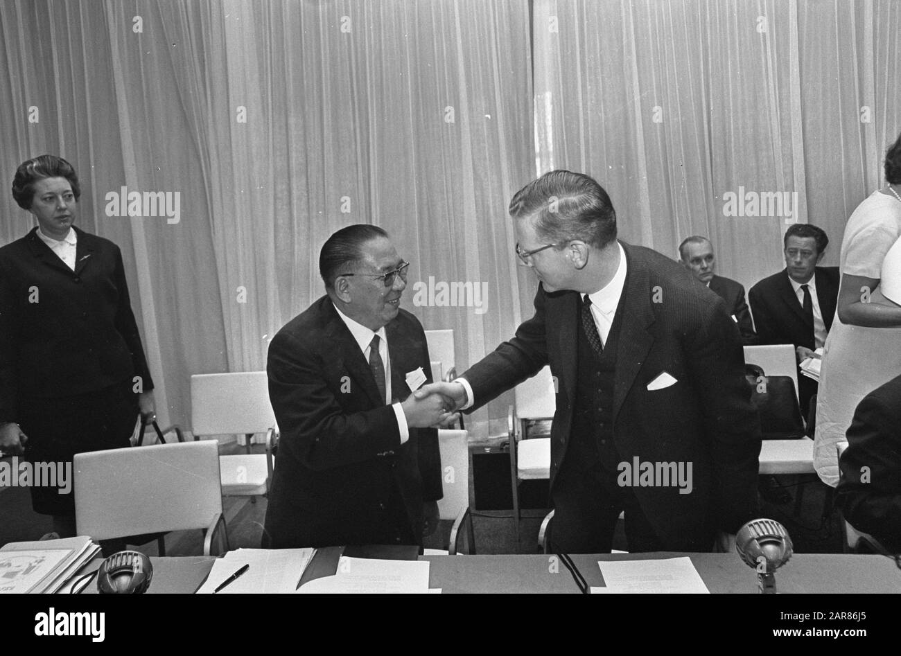 Conferenza del gruppo intergovernativo a Scheveningen Il presidente della conferenza Di Destra Ministro (senza portafoglio) Berend-Jan Udink, ha lasciato il signor. H.A. Pandelaki Annotazione: Nome ufficiale di questa Consultazione: Gruppo intergovernativo su Indonesia Data: 19 giugno 1967 Località: Scheveningen, Zuid-Holland Parole Chiave: Delegati, conferenze, presidenti Nome personale: Pandelaki, H.A., Udink, Berend-Jan Foto Stock