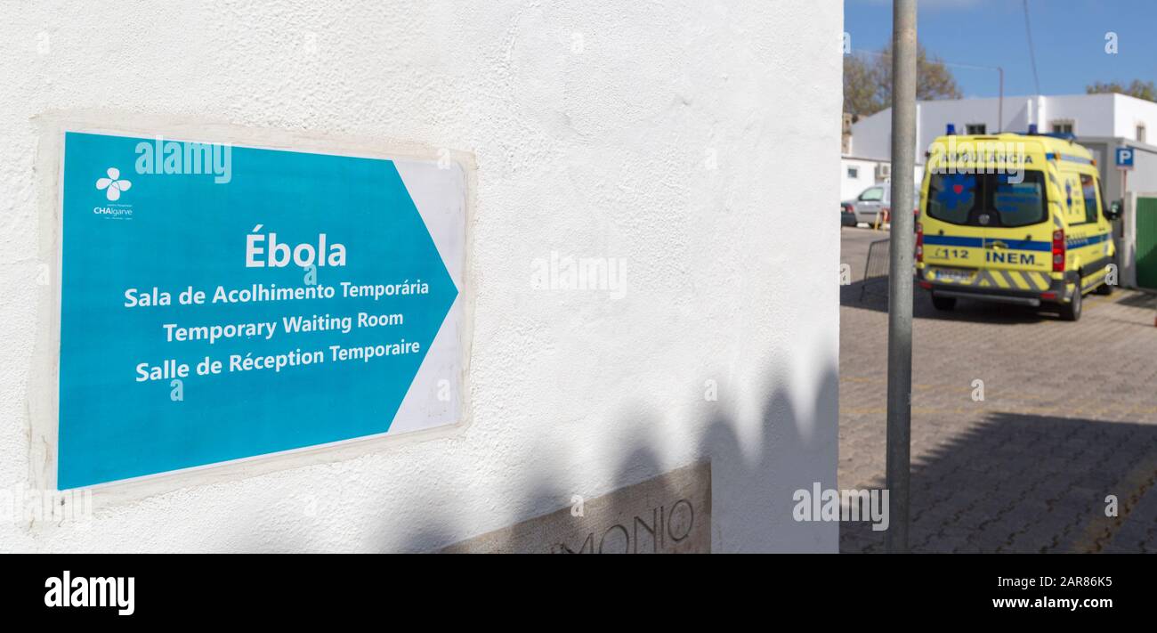 Segno ospedale dirigere il virus ebola pazienti temporaneamente una sala d'attesa, Lagos, Algarve, PORTOGALLO Foto Stock