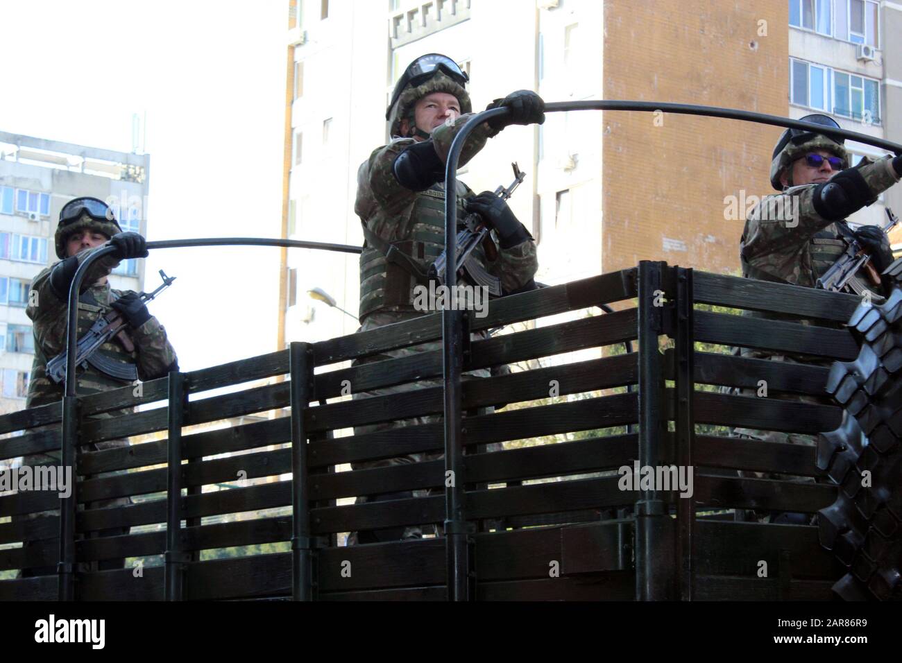 Timisoara, Timis / Romania - Dicembre 1st, 2019: Festa nazionale della Romania, soldati onor il pubblico della parata militare a Timisoara Foto Stock