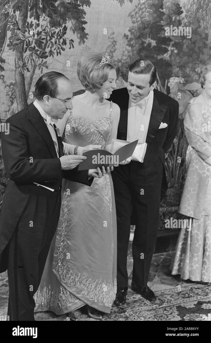 Regeringsdiner di Delft a Prinsenhof, da l.n.r. Premier Cals, principessa Beatrix e Claus Data: 6 marzo 1966 Località: Delft, Olanda meridionale Parole Chiave: Sposi novelli, cene, premiatori Nome personale: Beatrix, principessa, Cals, Jo, Claus, Prince Nome istituzione: Prinsenhof Foto Stock