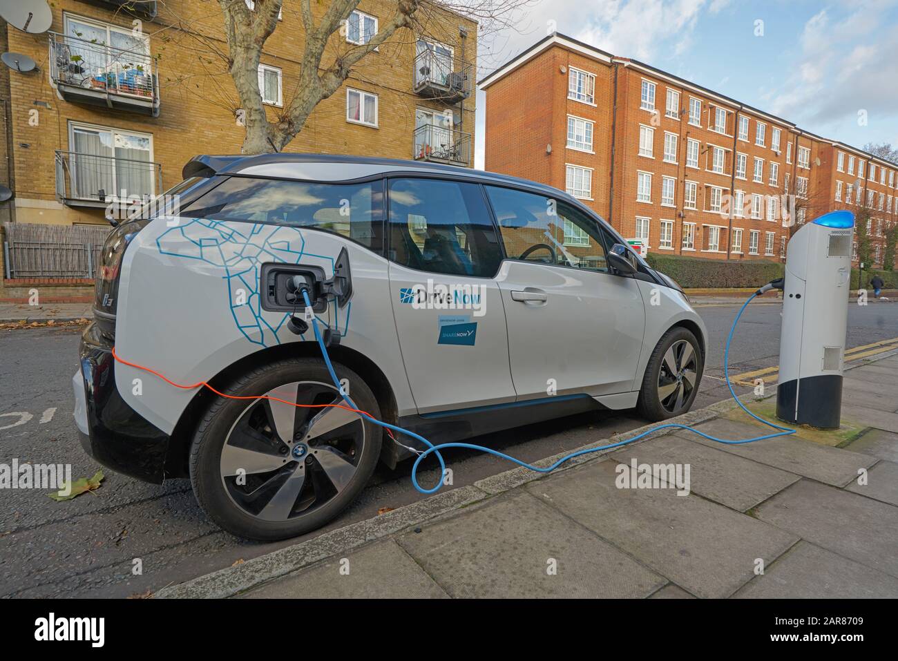 Guidare ora la vettura elettrica BMW i3 caricata su strada Foto Stock