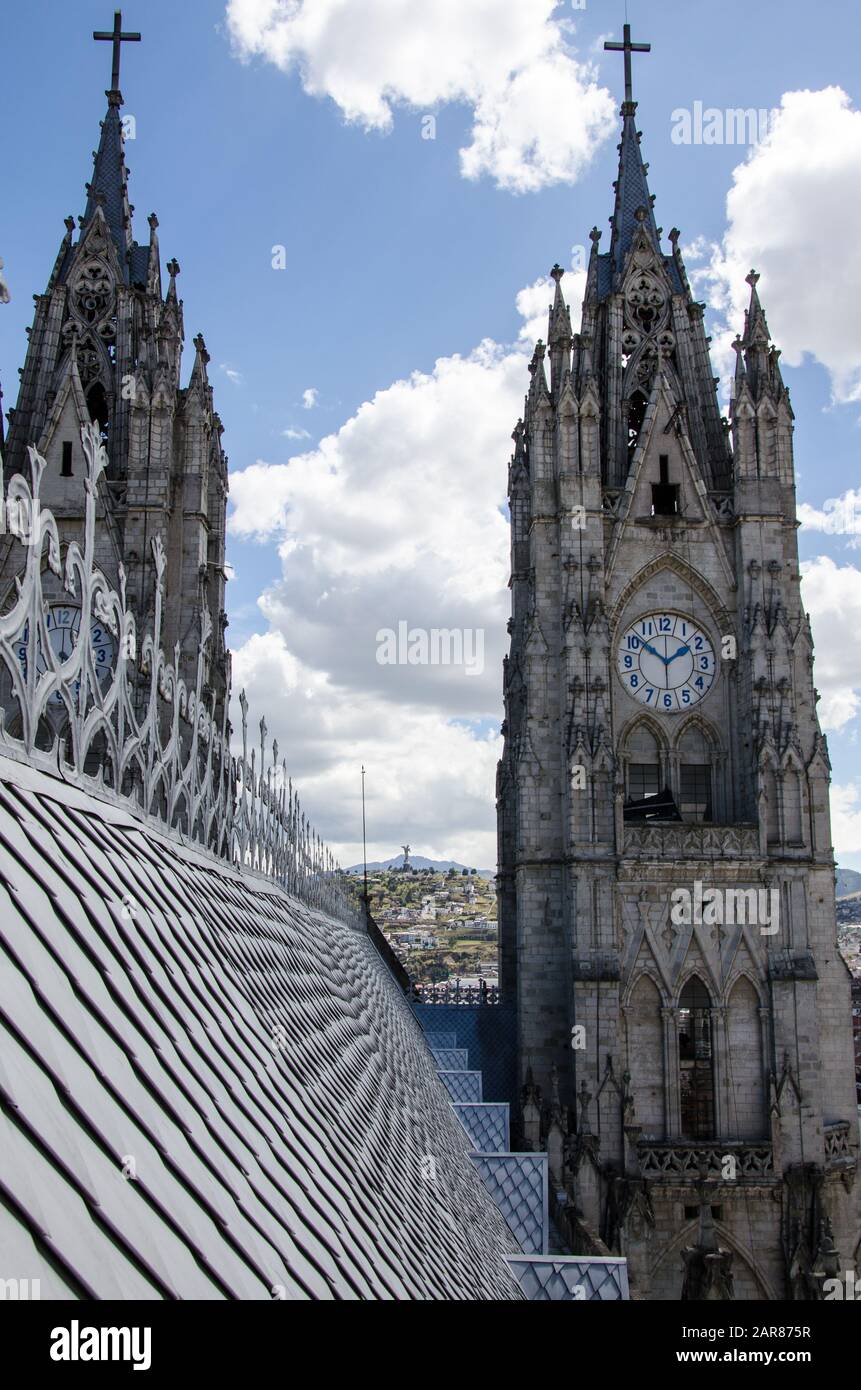 Tetto e torre della basilica a Quito, Ecuador Foto Stock