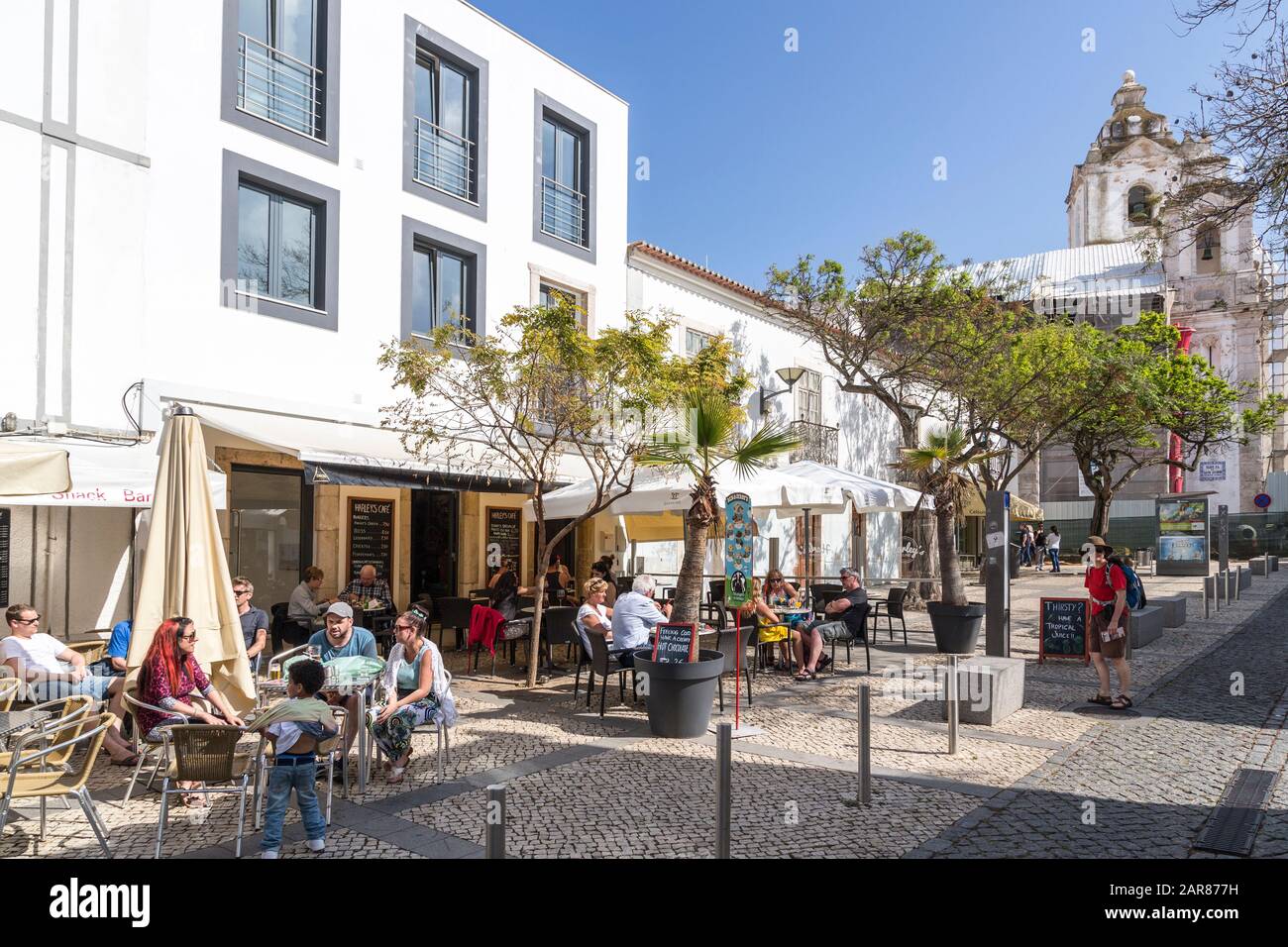 Persone seduti fuori bar ristorante, Lagos, Algarve, Portogallo Foto Stock