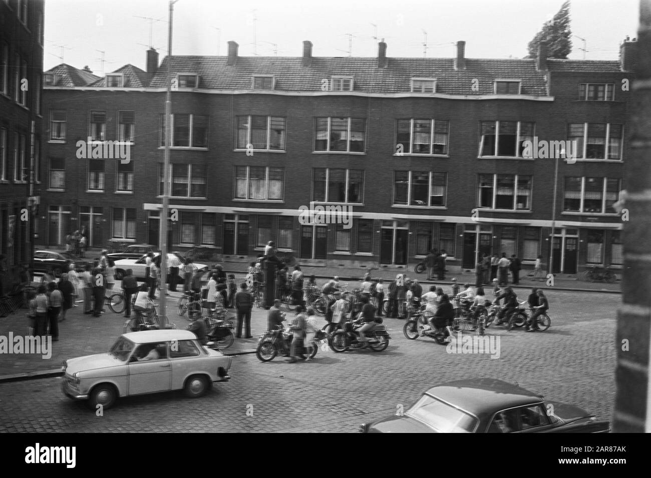 Tumulti e disordini a Rotterdam Afrikaanderbuurt legati alle case degli ospiti turche, persone che guardano le case danneggiate dopo i tumulti Data: 12 agosto 1972 Località: Rotterdam, Zuid-Holland Parole Chiave: Pensioni, rivolte Foto Stock