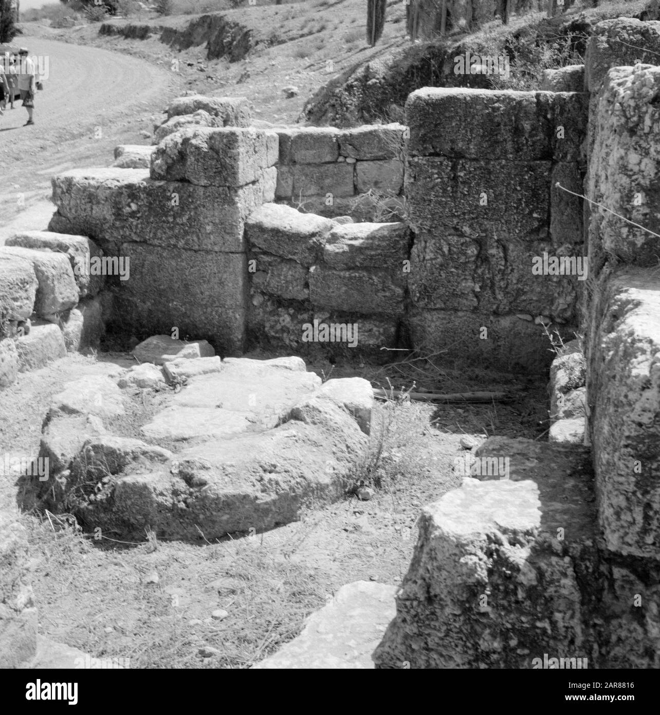 Israele 1964-1965: Scommetto Shearim, archeologia Resti di un vecchio frantoio Annotazione: Scommesso Shearim è un sito archeologico nella pianura di Jezreel in Galilea in Israele. Nel 2nd secolo d.C., qui fu costruita una città con una necropoli. Bet Shearim si trova ai piedi dei Monti Carmel, a circa 20 chilometri a est di Haifa Data: 1964 luogo: Bet Shearim, Israele Parole Chiave: Archeologia, frantoio Foto Stock