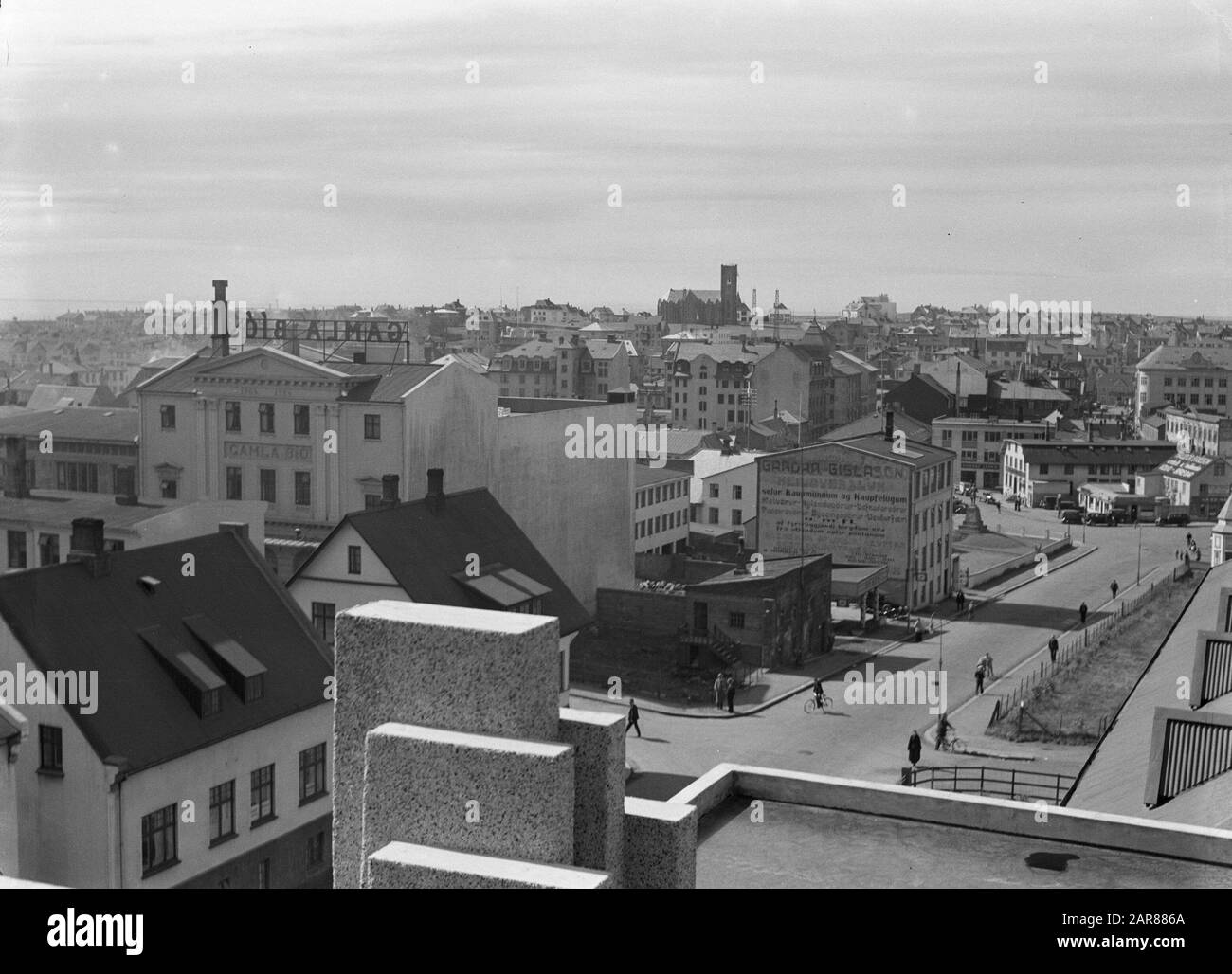 Islanda Reykjavik. Vista dal tetto del Teatro cittadino sulla città: Cinema di destra Gamla Bio, in lontananza la Cattedrale Cattolica Romana e a destra la costruzione della Steamboat islandese Company Data: 1934 posizione: Islanda, Reykjavik Parole Chiave: Cinema, uffici, cattedrali, edifici ecclesiastici, neoclassimo, panorami, città, strade, residenze Foto Stock