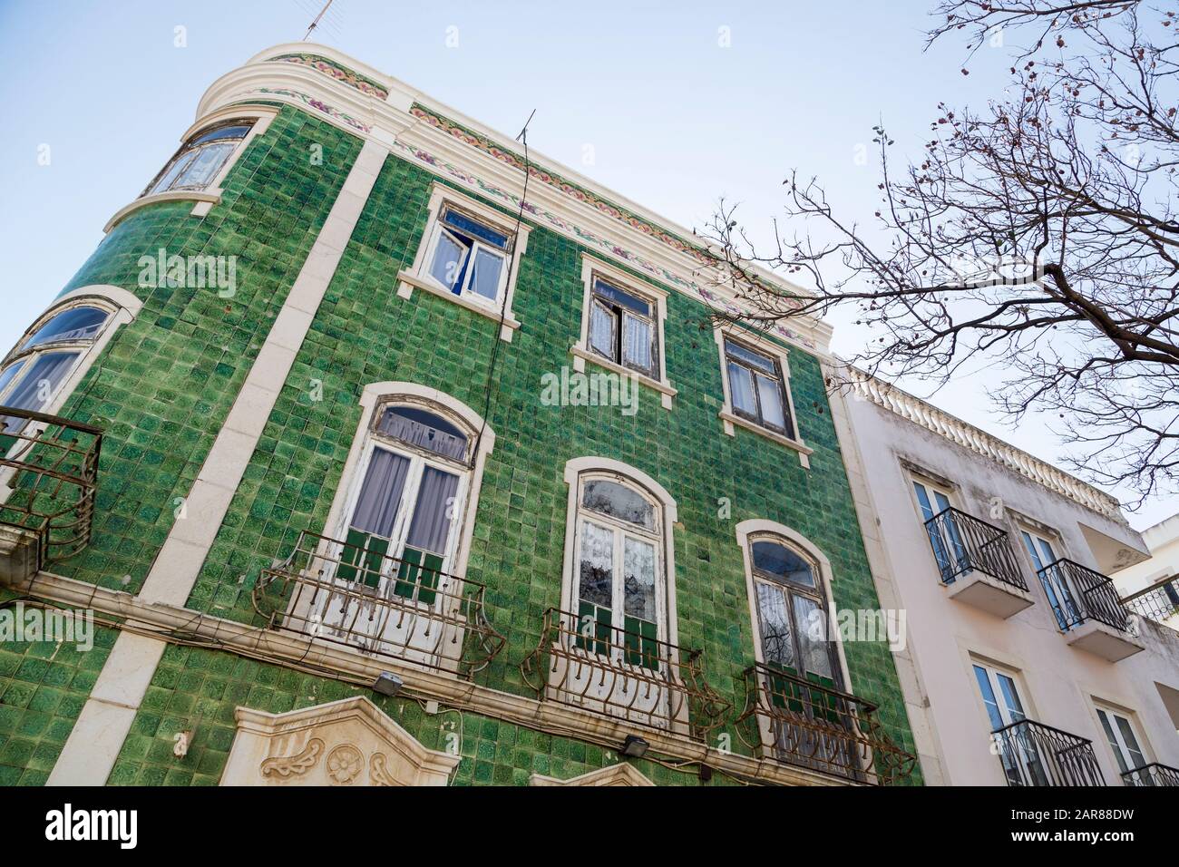 Piastrelle verdi sul muro della casa, Lagos, Algarve, Portogallo Foto Stock