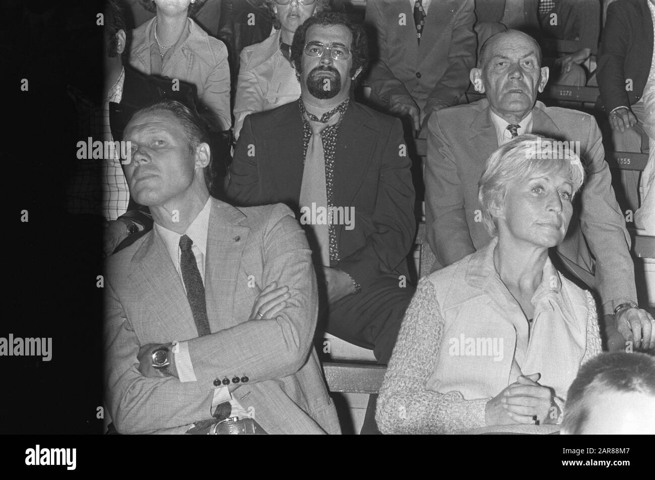 Sparta vs. Ajax; 1-1 Rinus Michels e sua moglie in galleria Data: 16 agosto 1975 Località: Rotterdam, Zuid-Holland Parole Chiave: Ritratti, formatori, stand, calcio Nome personale: Michels, Rinus, Michels, W.C. Foto Stock