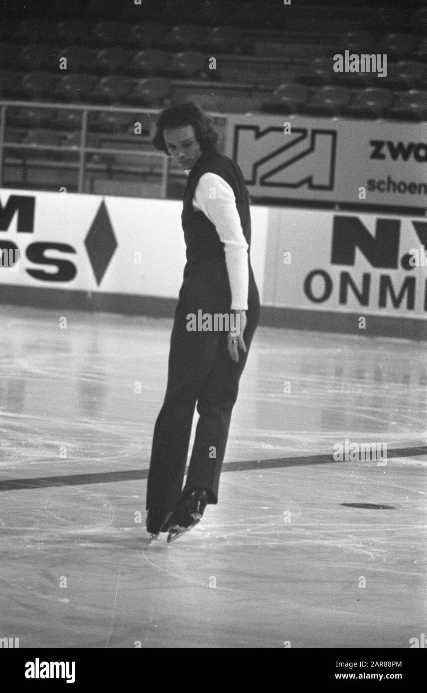 Campionati olandesi nel Jaap Edenhal di Amsterdam Rob Ouwerkerk Data: 18 gennaio 1974 luogo: Amsterdam, Noord-Holland Parole Chiave: Campionati, lotta d'arte, pattinaggio Nome personale: Ouwerkerk, Rob Foto Stock