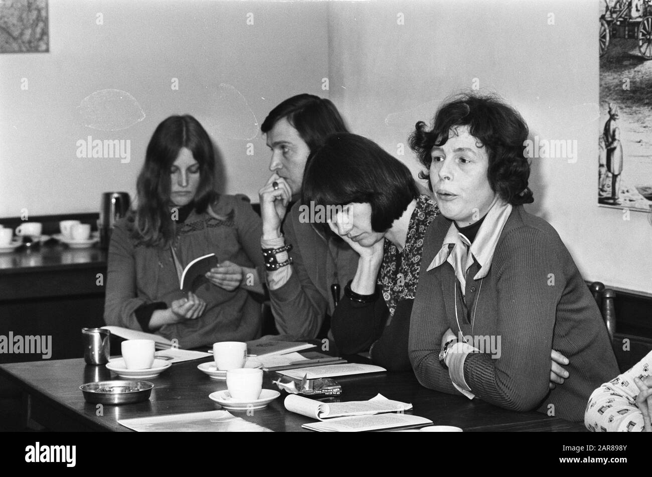 Rooie vrouwen opuscolo di esecuzione all'Aia; v.n.r. (Sconosciuto), (sconosciuto), signora Heynio, signora Van de Merwe (presidente Rooie Donne) Data: 19 marzo 1975 luogo: L'Aia, Zuid- Olanda Parole Chiave: Libri, emancipazione, femminismo, politica, presentazioni, movimento delle donne Nome personale: Heynio, Merwe van de Foto Stock