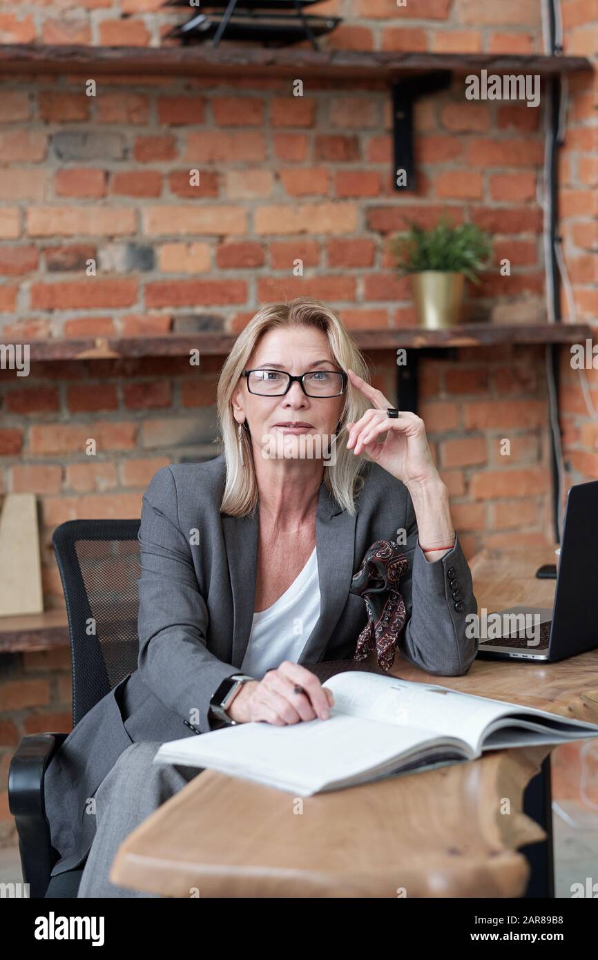 Imprenditore maturo in occhiali Foto Stock
