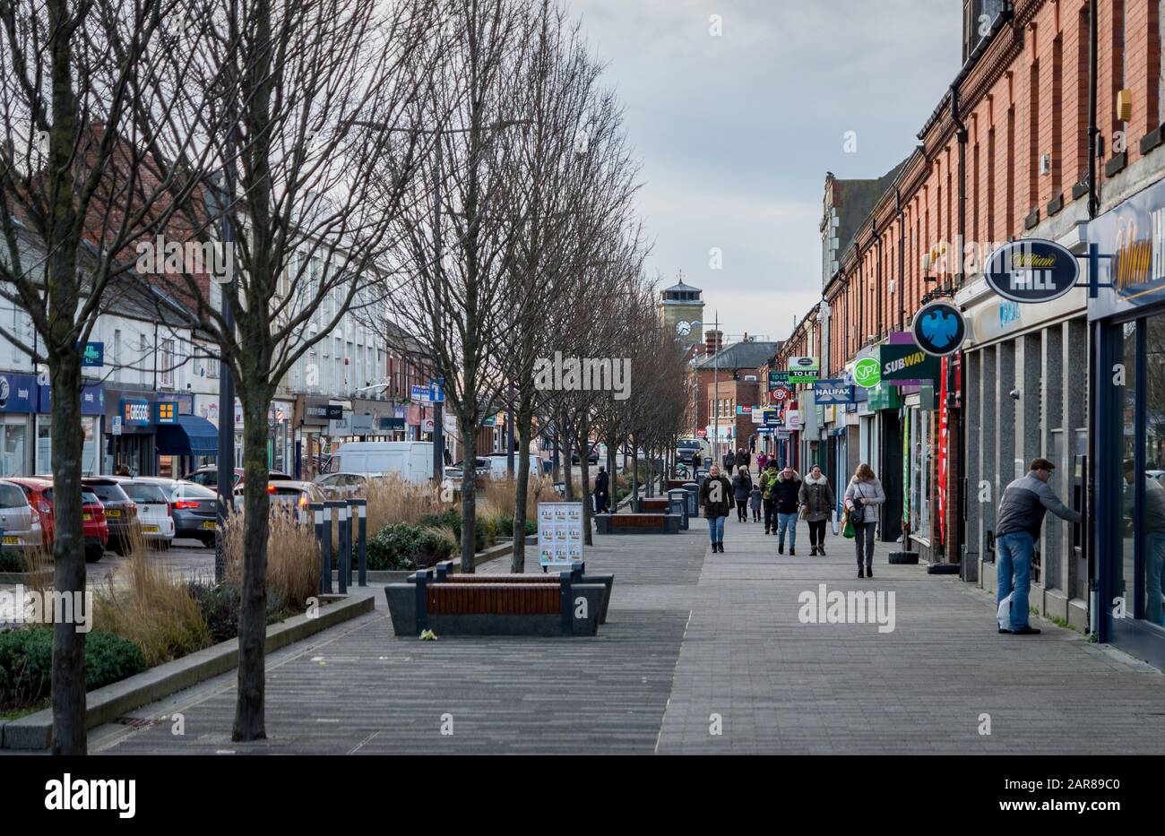 Station Road (strada alta) ad Ashington, Northumberland, guardando verso la torre dell'orologio. Foto Stock
