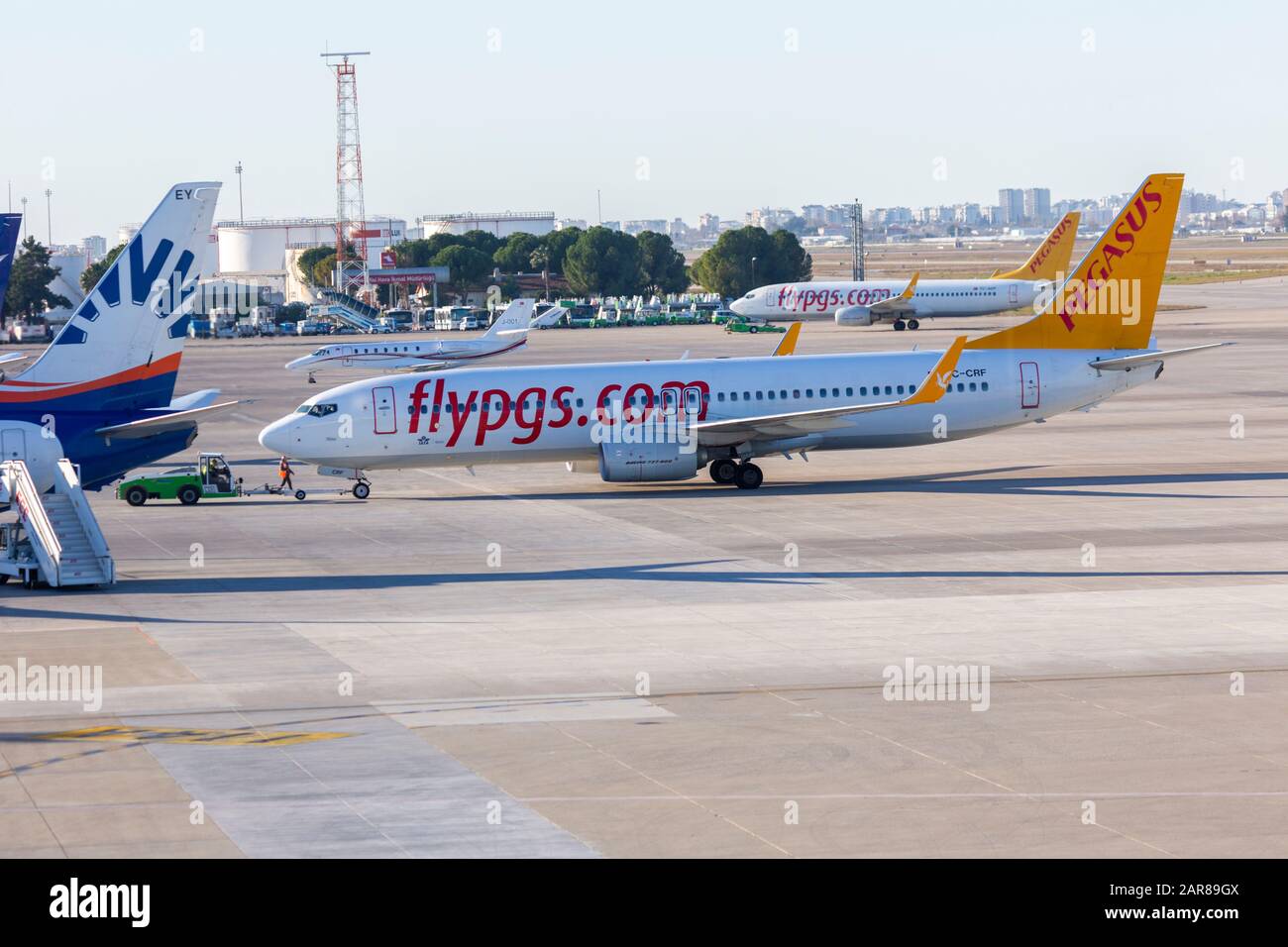 Antalya / TURCHIA - 24 GENNAIO 2020: Boing 737- 800 dalla compagnia aerea Pegasus a spingere indietro in Antalya, Turchia. Foto Stock