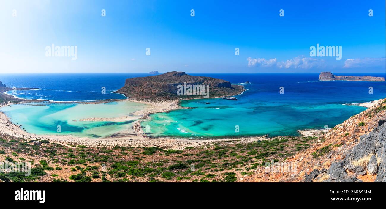 Balos laguna, isola di Creta, Grecia: Vista panoramica della Laguna di Balos e dell'isola di Gramvousa a Creta, Grecia. Cap Tigani al centro Foto Stock