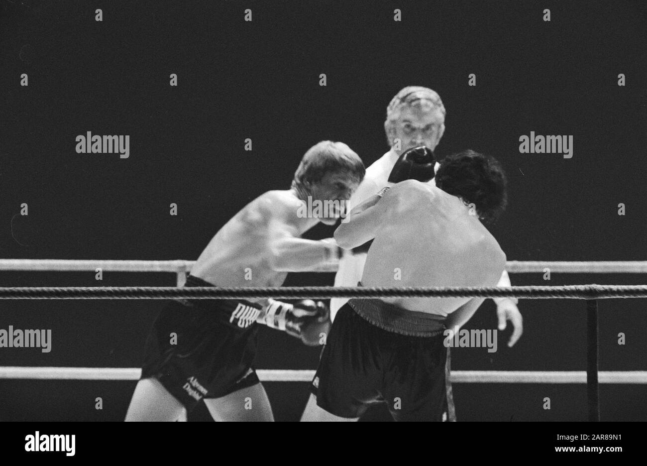 European Championships boxing, Koopmans versus Traversaro in Ahoy Rotterdam Rudi Koopmans durante la sua lotta contro Traversaro Data: 8 marzo 1979 Località: Rotterdam, Zuid-Holland Parole Chiave: Boxing Nome personale: Koopmans, Rudi, Traversaro, Aldo Foto Stock