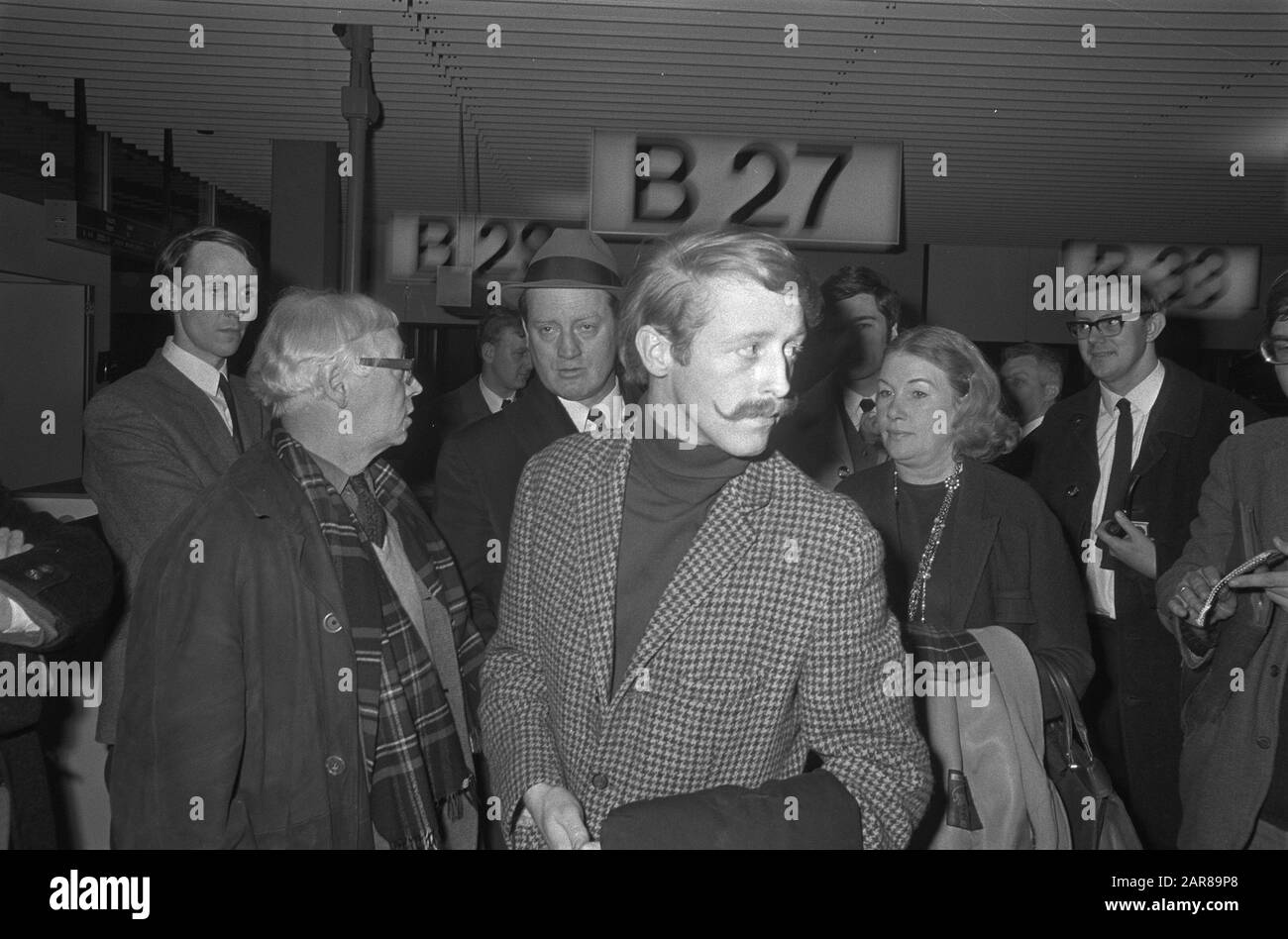 Rudolf Sternau torna nei Paesi Bassi dopo la reclusione nella Germania orientale per il traffico di esseri umani all'aeroporto di Schiphol, dal n. Bennekom, (il cui figlio è ancora in prigione in O.D.), la Data: 20 marzo 1969 Nome Persona: Sternau, Rudolf Foto Stock