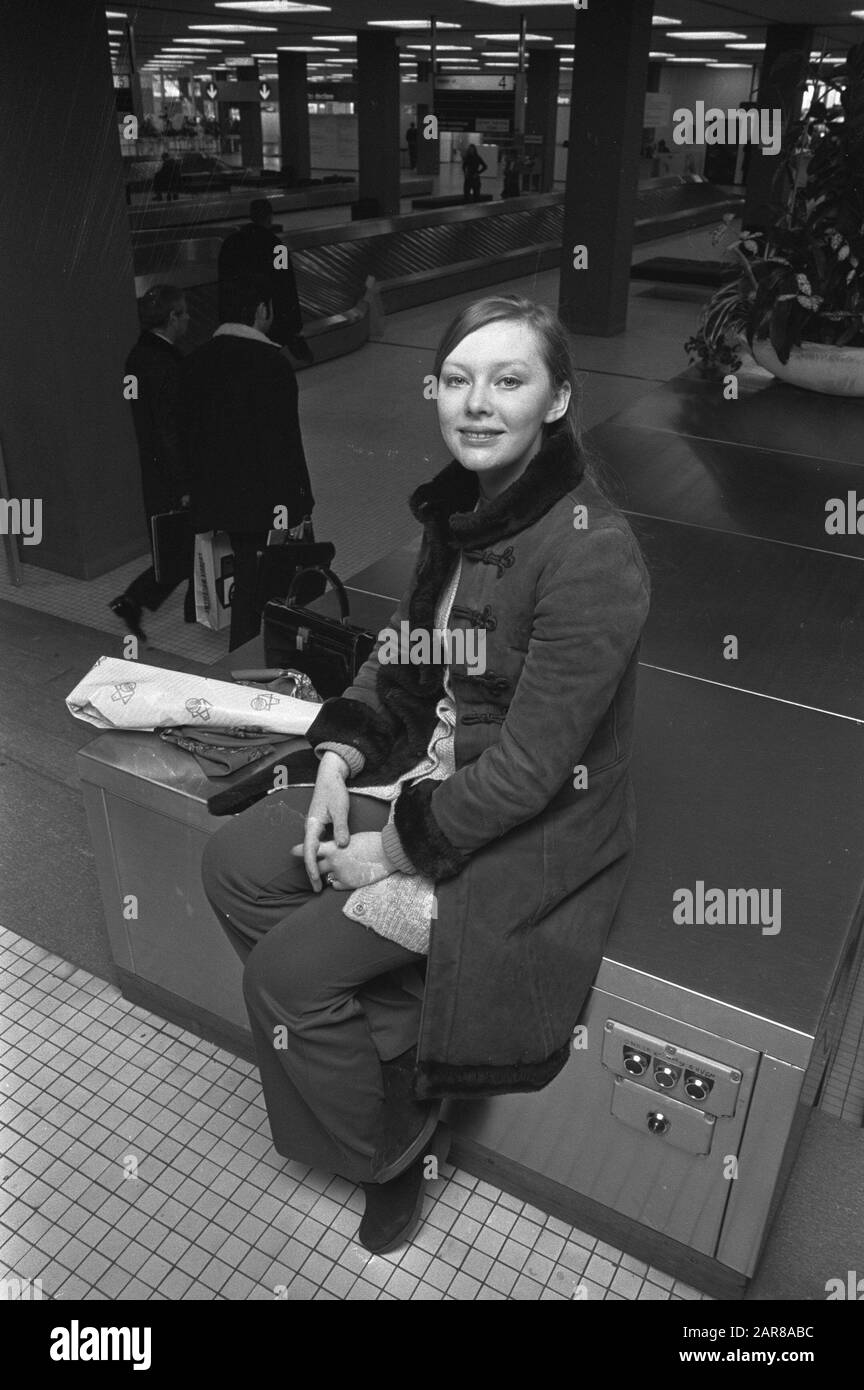 Attrice russa Liudmila Savalieva at Schiphol Annotation: Also written: Ludmila Savelyeva. Attrice e ballerina. Divenne famosa per il suo ruolo di Natasha Rostova, la serie di film russo in 4 parti War and Peace. Data: 3 Febbraio 1972 luogo: Noord-Holland, Schiphol Parole Chiave: Attrici, star del cinema Nome personale: Savelyeva, Ludmila Foto Stock