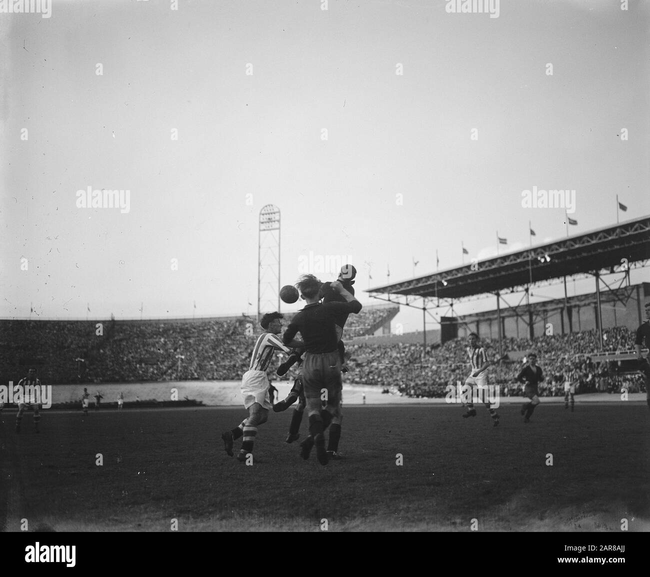 Haarlem contro Heerenveen. Haarlem keeper Data: 2 maggio 1948 Parole Chiave: Portiere, sport, calcio Foto Stock