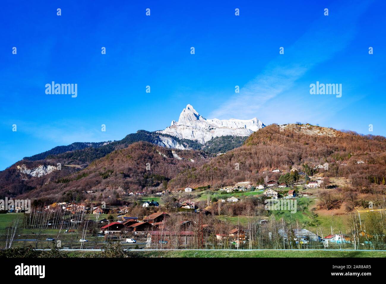 Vista delle vette del Monte Bianco e del villaggio di Passy nel dipartimento dell'alta Savoia nella regione Auvergne-Rodano-Alpi nel sud-est della Francia Foto Stock