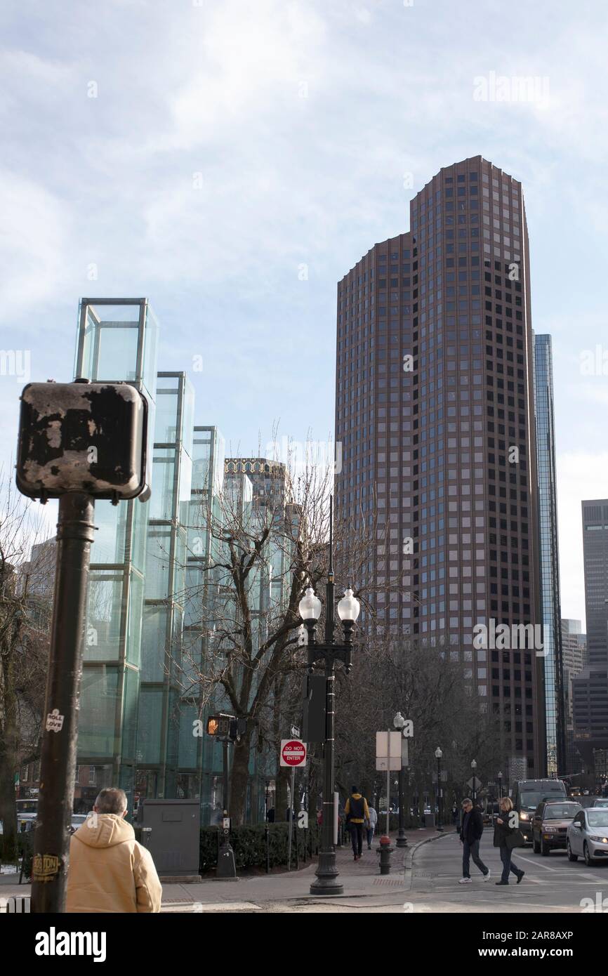 Il New England Olocaust Memorial e l'edificio di state Street 60 che si affaccia su Congress Street nel centro di Boston, Massachusetts, Stati Uniti. Foto Stock