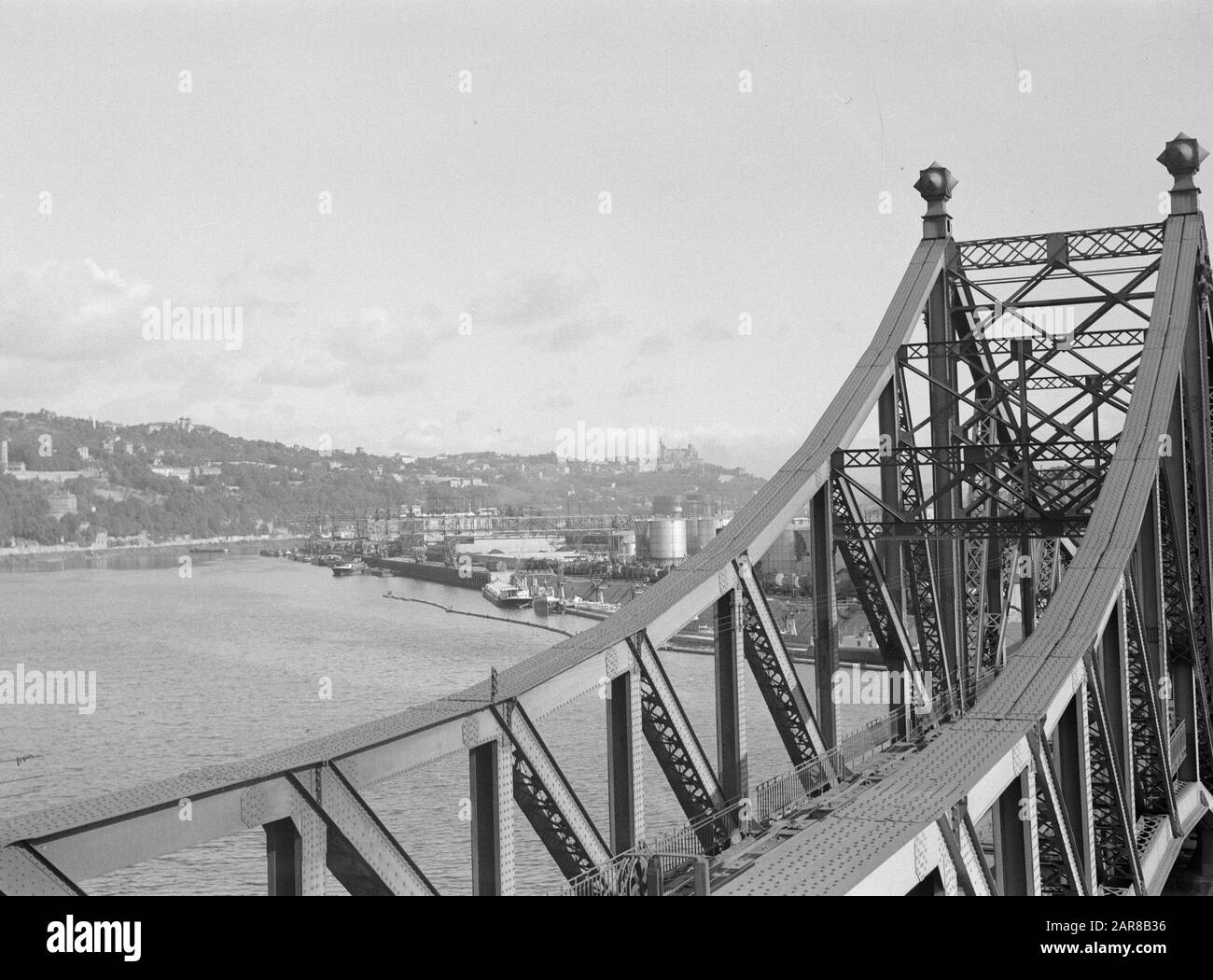 Viaggio in Francia Saone vicino a Lione con il Pont de la Mulatière, proprio in background serbatoi di petrolio Data: Settembre 1935 posizione: Francia, Lione, Pont de la Mulatière Parole Chiave: Ponti, fiumi, panorami, fiumi Foto Stock
