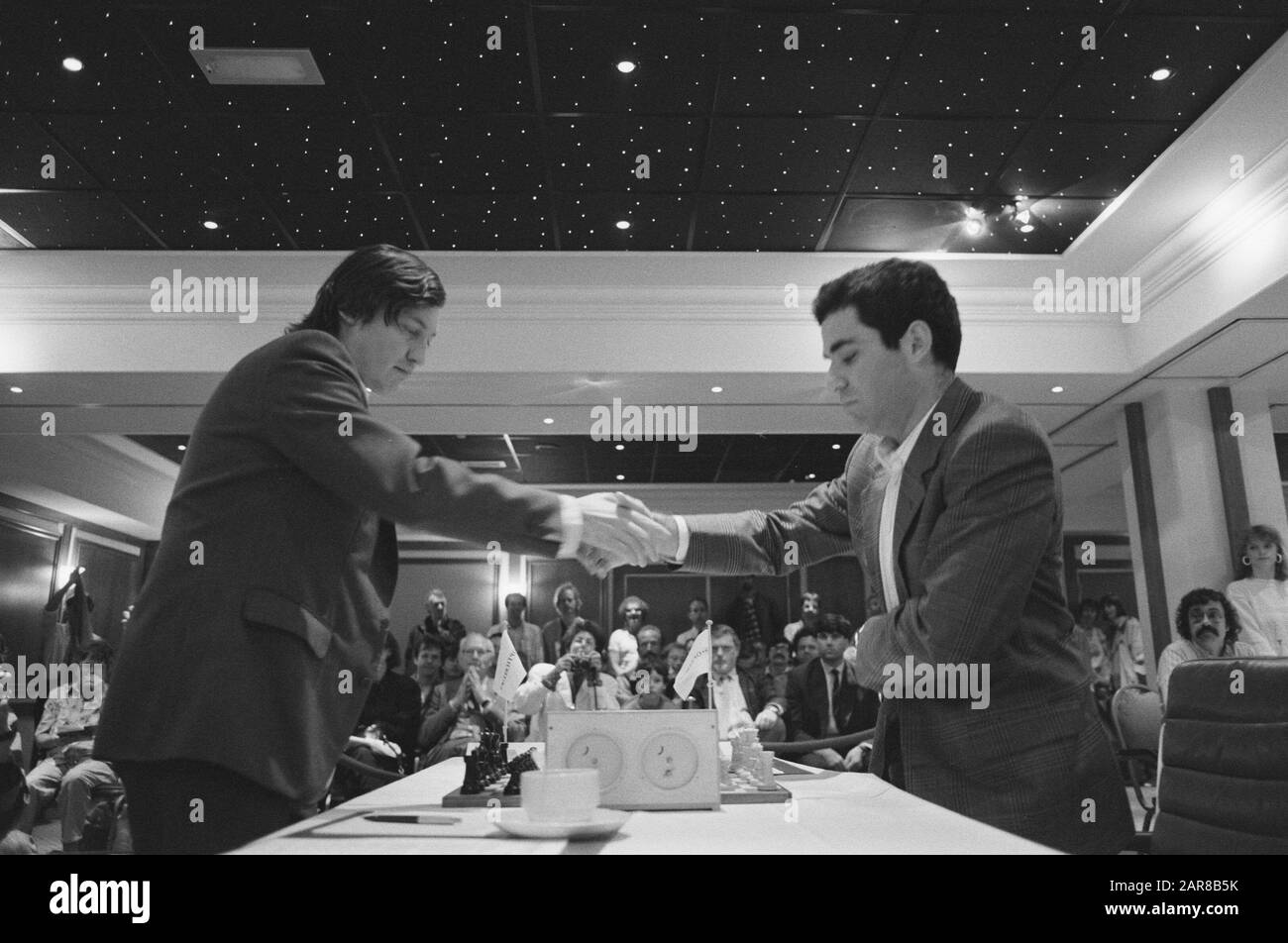 Chess Quarter Optiebeurs Amsterdam; Kasparov Vs Karpov (A Sinistra) Data: 27 Maggio 1988 Luogo: Amsterdam, Noord-Holland Parole Chiave: Scacchi, Sport Nome Utente: Karpov, Anatoli, Kasparov Foto Stock