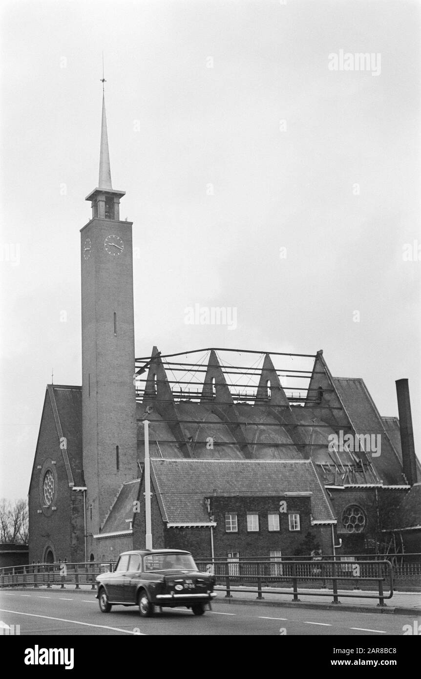 Danni da tempesta pesante; tetto di San Annakerk in Amstelveen soffiato Data: 3 gennaio 1976 posizione: Amstelveen, Noord-Holland Parole Chiave: Tetti, danni, tempeste Foto Stock