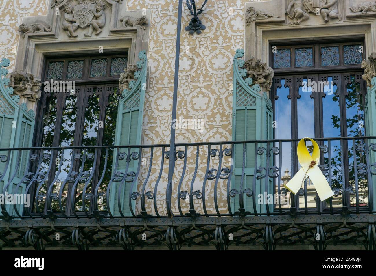 Balcone Art Nouveau a Barcellona con un'Indipendenza per il nastro di Barcellona Foto Stock