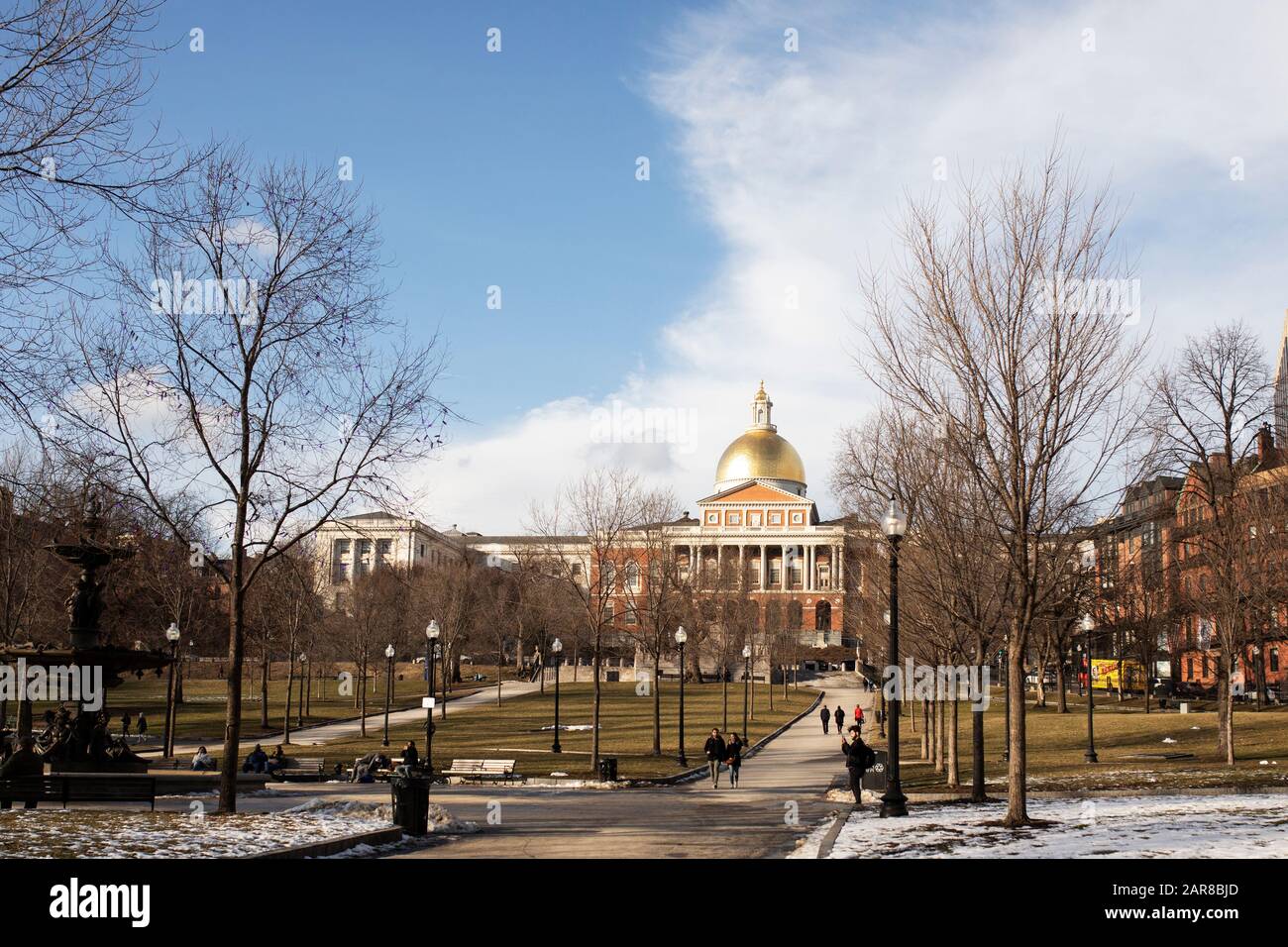 Guardando attraverso Boston Common verso il Campidoglio del Massachusetts da Tremont Street in una soleggiata giornata invernale a Boston, ma, USA. Foto Stock