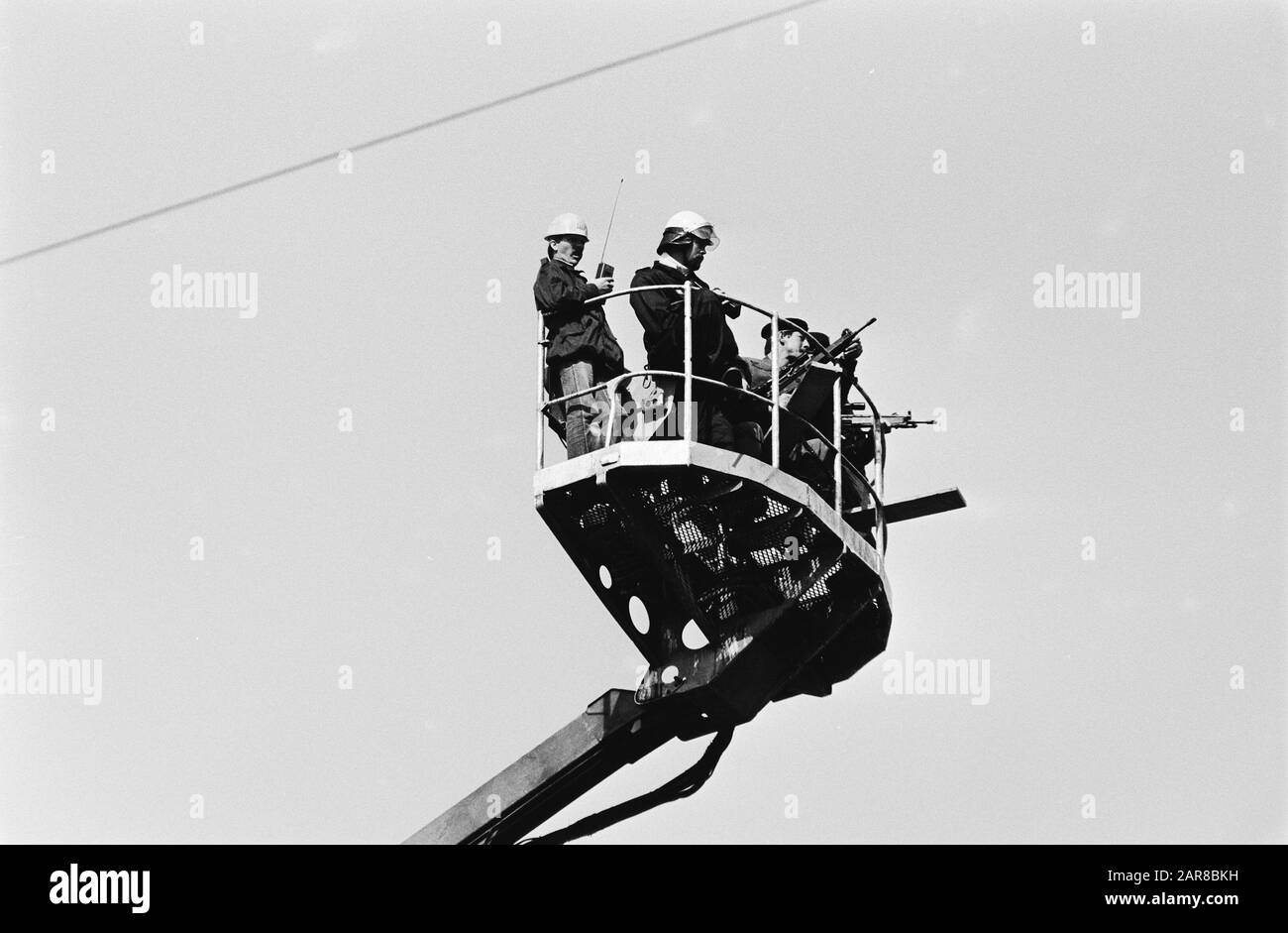 Stablishment cracked flats Prins Hendrikkade Sharpshooters in platform aereo Data: 19 agosto 1980 luogo: Amsterdam, Noord-Holland Parole Chiave: Piattaforme aeree, evictions, polizia, cecchini : Antonisse, Marcel/Anefo Foto Stock