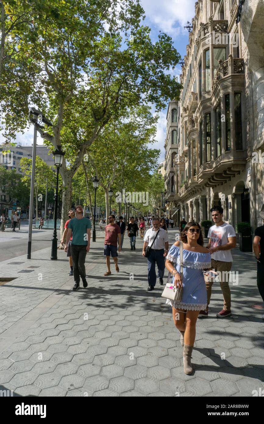 Street scene con pedoni a Barcellona Foto Stock