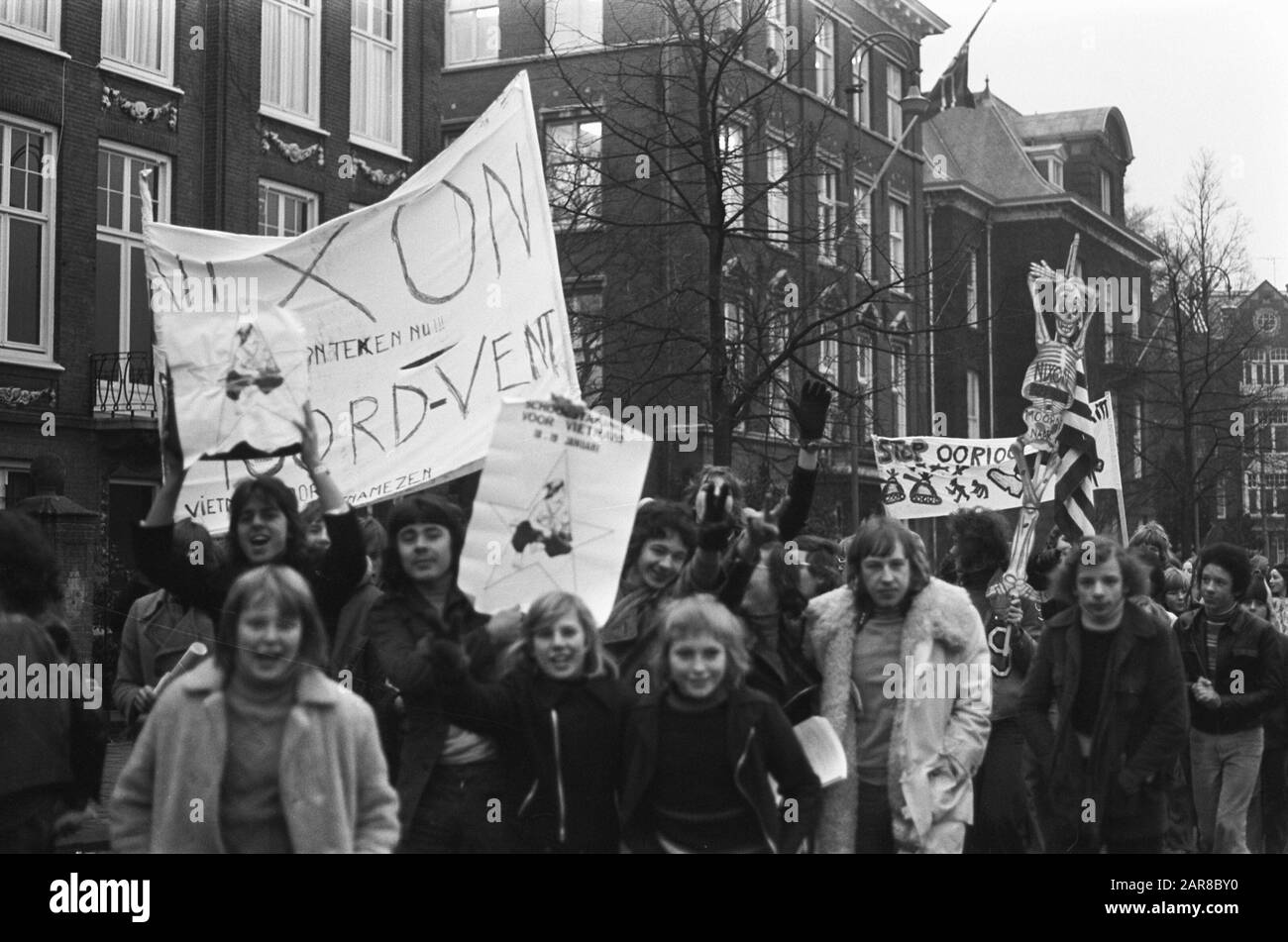 Gli studenti colpiscono ad Amsterdam per protestare contro la guerra in Vietnam, dimostrando gli studenti in viaggio verso il Consolato americano Data: 18 gennaio 1973 Località: Amsterdam, Noord-Holland Parole Chiave: Consolati, SCHOLICES, Guerre, Proteste Foto Stock