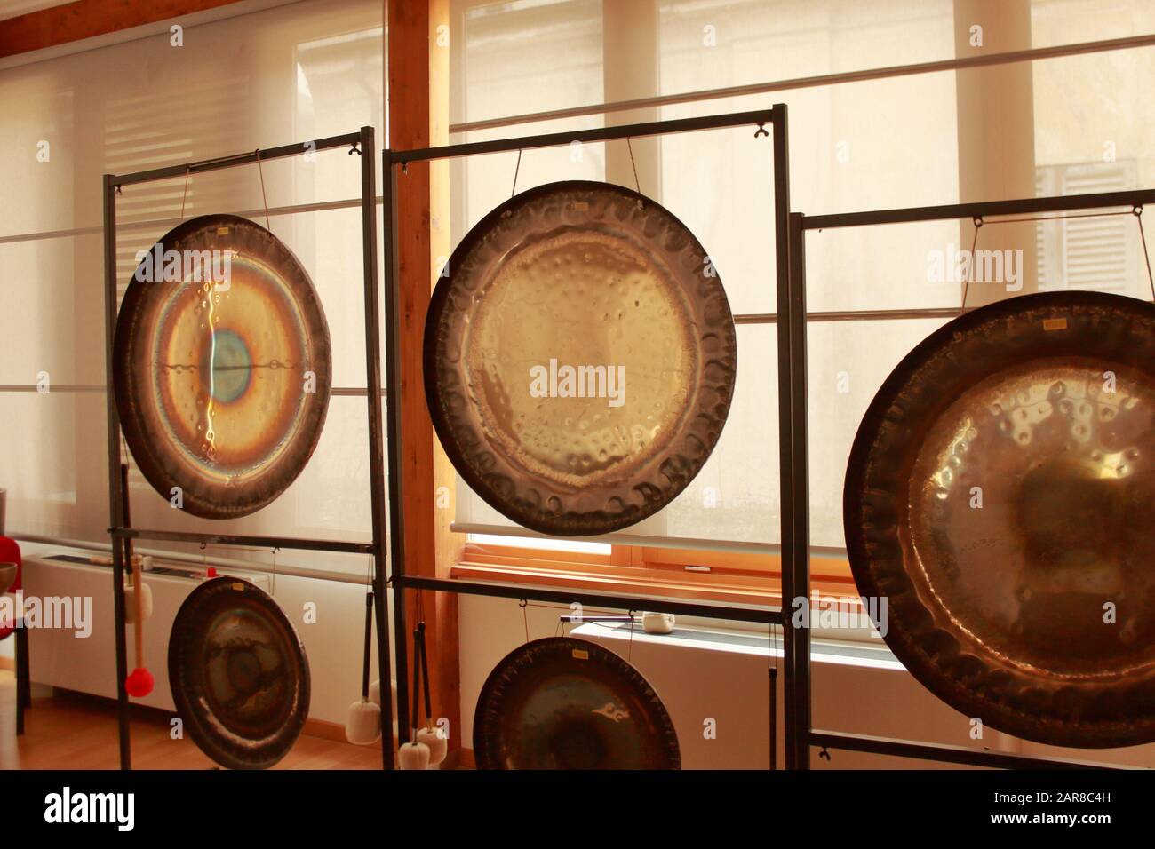 Bagno Gong in una SPA con campane tibetane Foto Stock