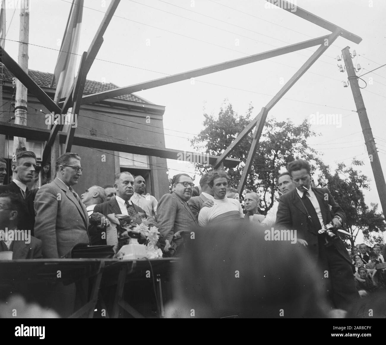 Campionato del mondo in bicicletta sulla strada a Valkenburg. Dilettanti. Vincitore Harry Snell (Svezia) in rainbow shirt on platform Data: 21 agosto 1948 luogo: Limburg, Valkenburg Parole Chiave: Sport, ciclismo Foto Stock
