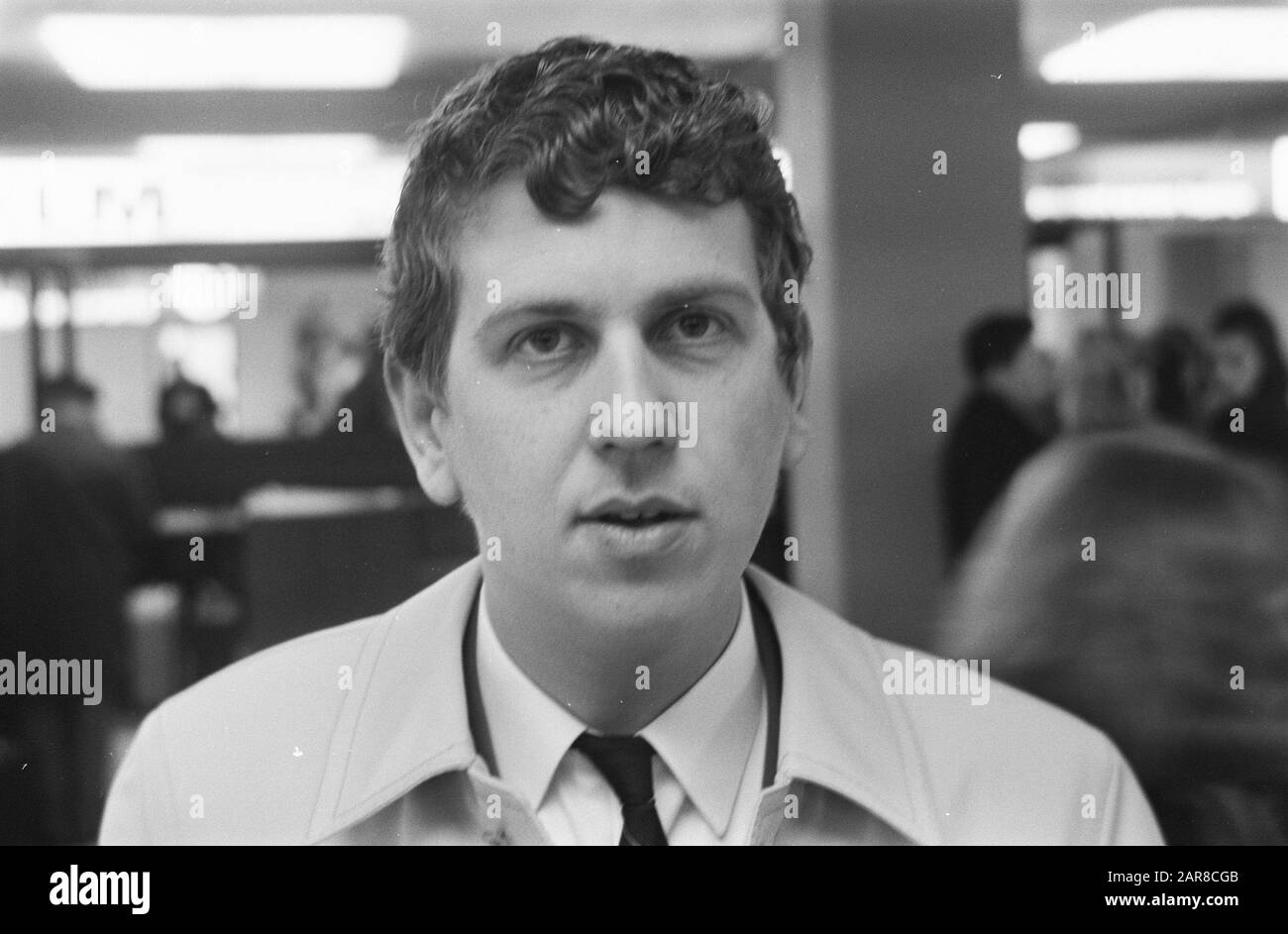 Seth Gaaikema (comedian) parte per un tour attraverso gli Stati Uniti Annotazione: Fotografata durante la partenza di Yoko Ono e John Lennon da Schiphol Data: 31 marzo 1969 posizione: Noord-Holland, Schiphol Parole Chiave: Cabaret, ritratti, campi d'aviazione Nome personale: Gaaikema, Seth Foto Stock