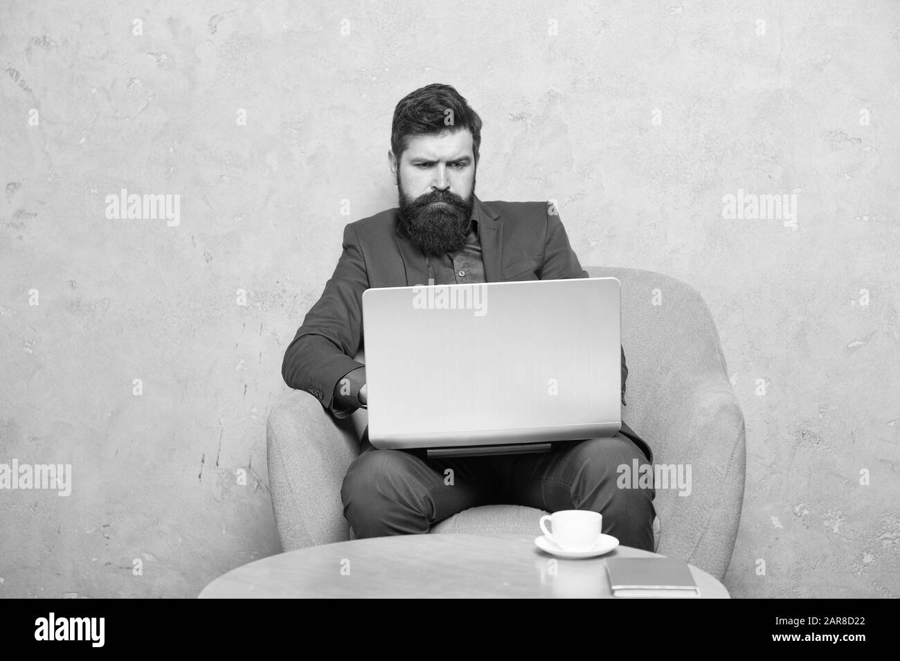 Ottenere informazioni di business navigare in Internet. Imprenditore rendendo progetto Internet al computer portatile. Uomo Barbuto con connessione Internet mobile. Internet è il grande equalizzatore in azienda. Foto Stock