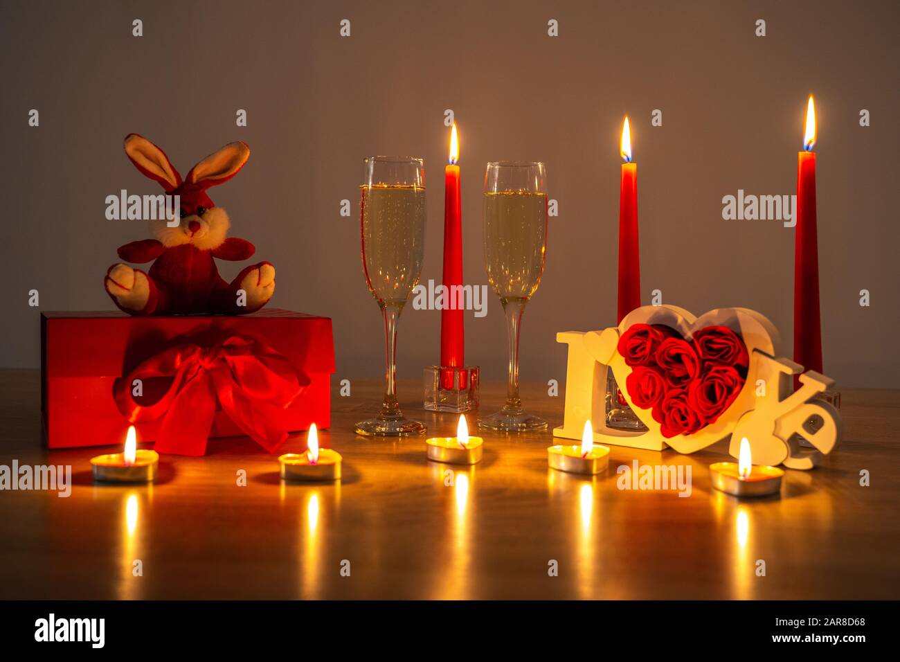 San Valentino romantico decorazione con bicchieri da vino Foto Stock