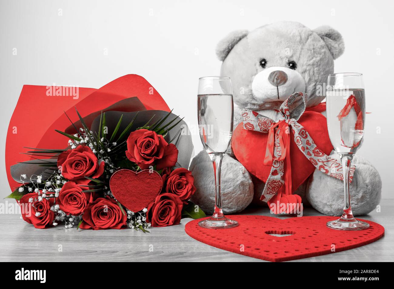Soffice orsacchiotto con bouquet di rose come oggi San Valentino Foto Stock