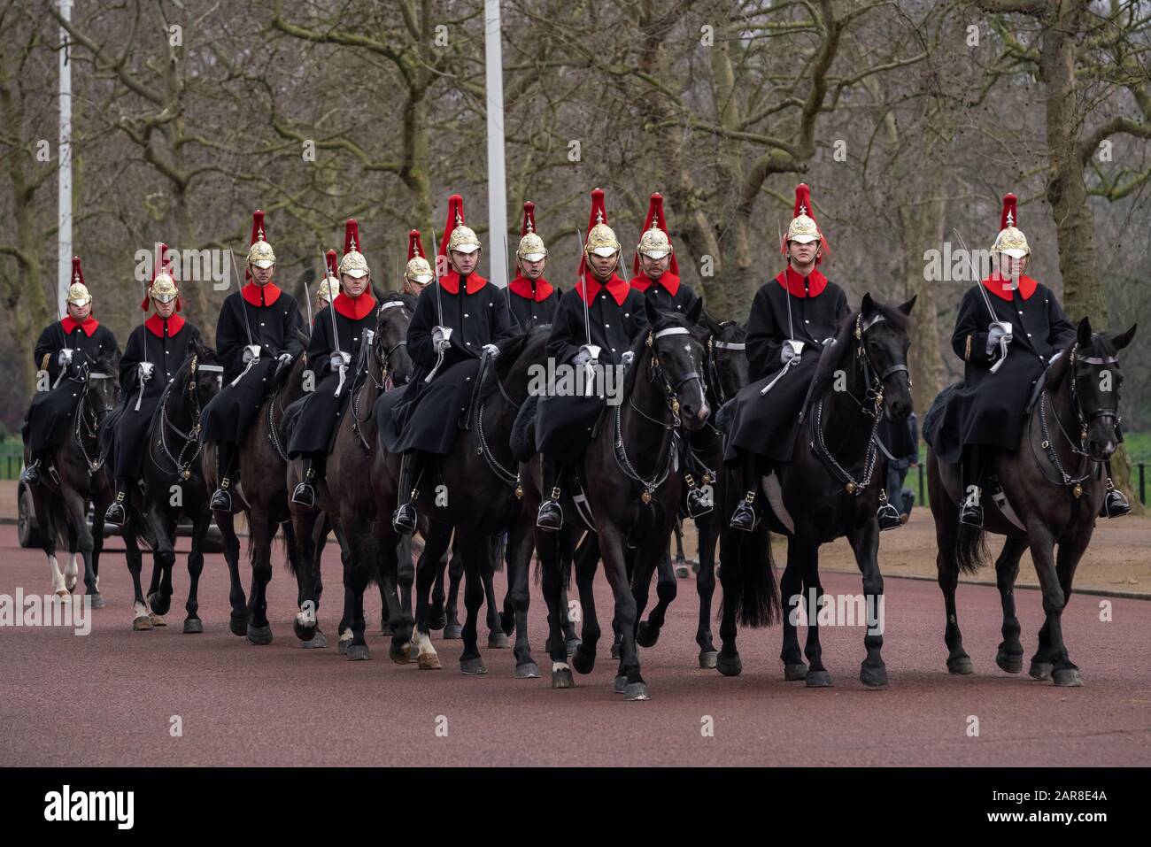 Queen's Life Guards scendere Il Mall appena prima della rievocazione annuale di King Charles i sfilata di esecuzione da parte della Società di Guerra civile inglese. Foto Stock